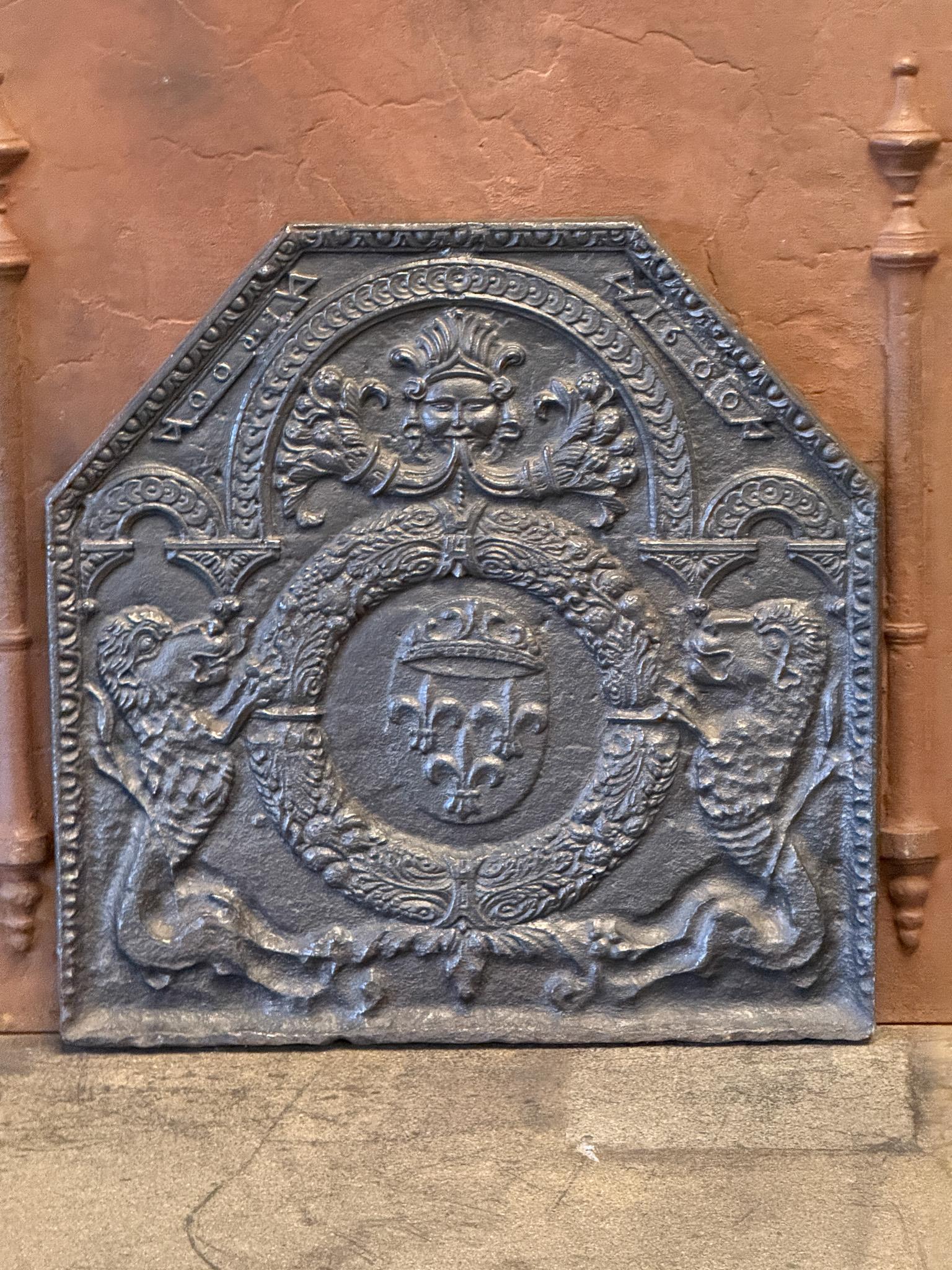 Französische Renaissance-Feuerstelle aus dem 16. Jahrhundert mit dem Wappen Frankreichs. Wappen des Hauses Bourbon, eines ursprünglich französischen Königshauses, das sich zu einer bedeutenden Dynastie in Europa entwickelte. Sie stellte Könige für