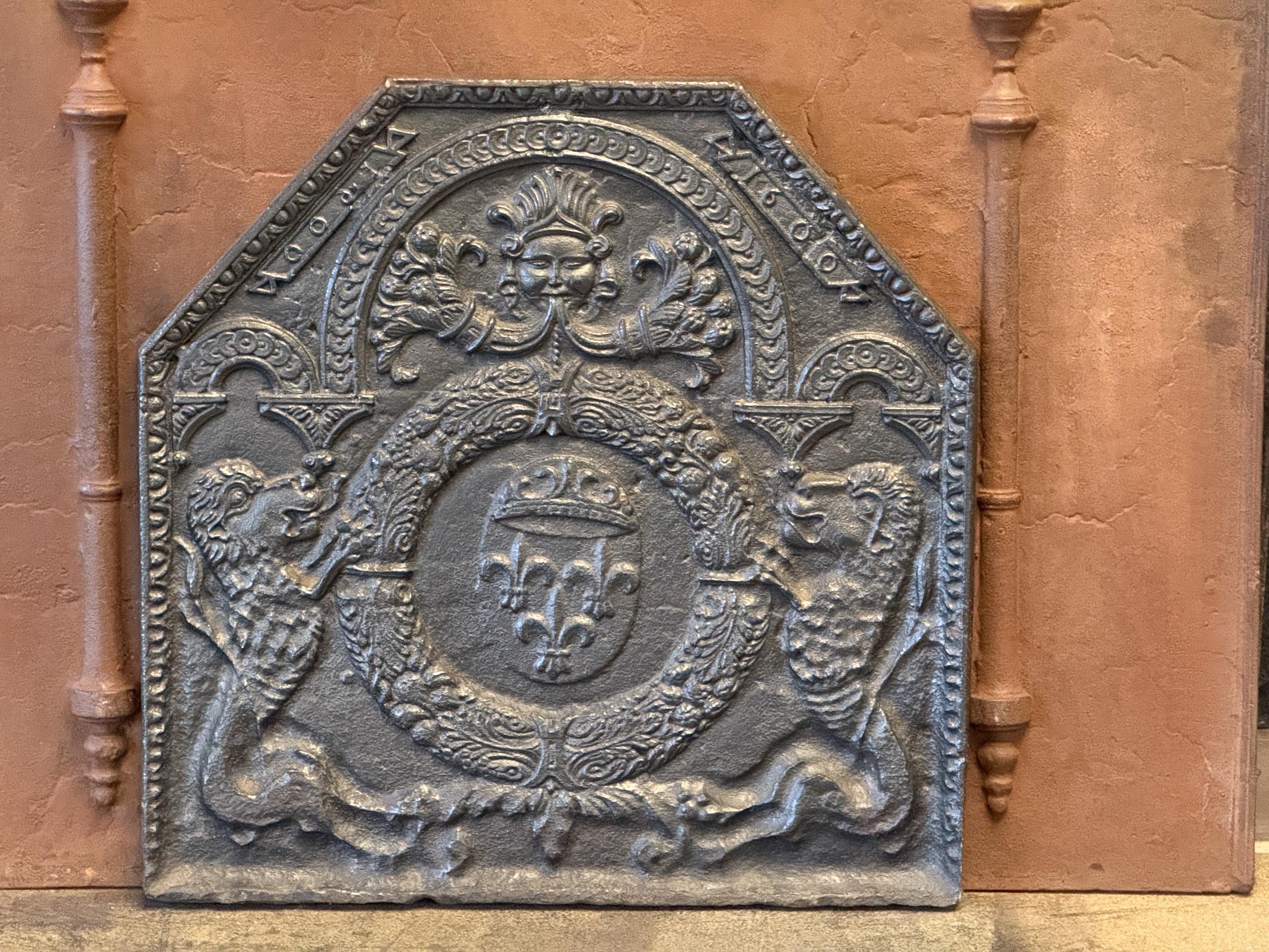 French Renaissance aus dem 16. Jahrhundert 'Arms of France' Kaminrückwand / Aufkantung im Zustand „Gut“ im Angebot in Soest, NL