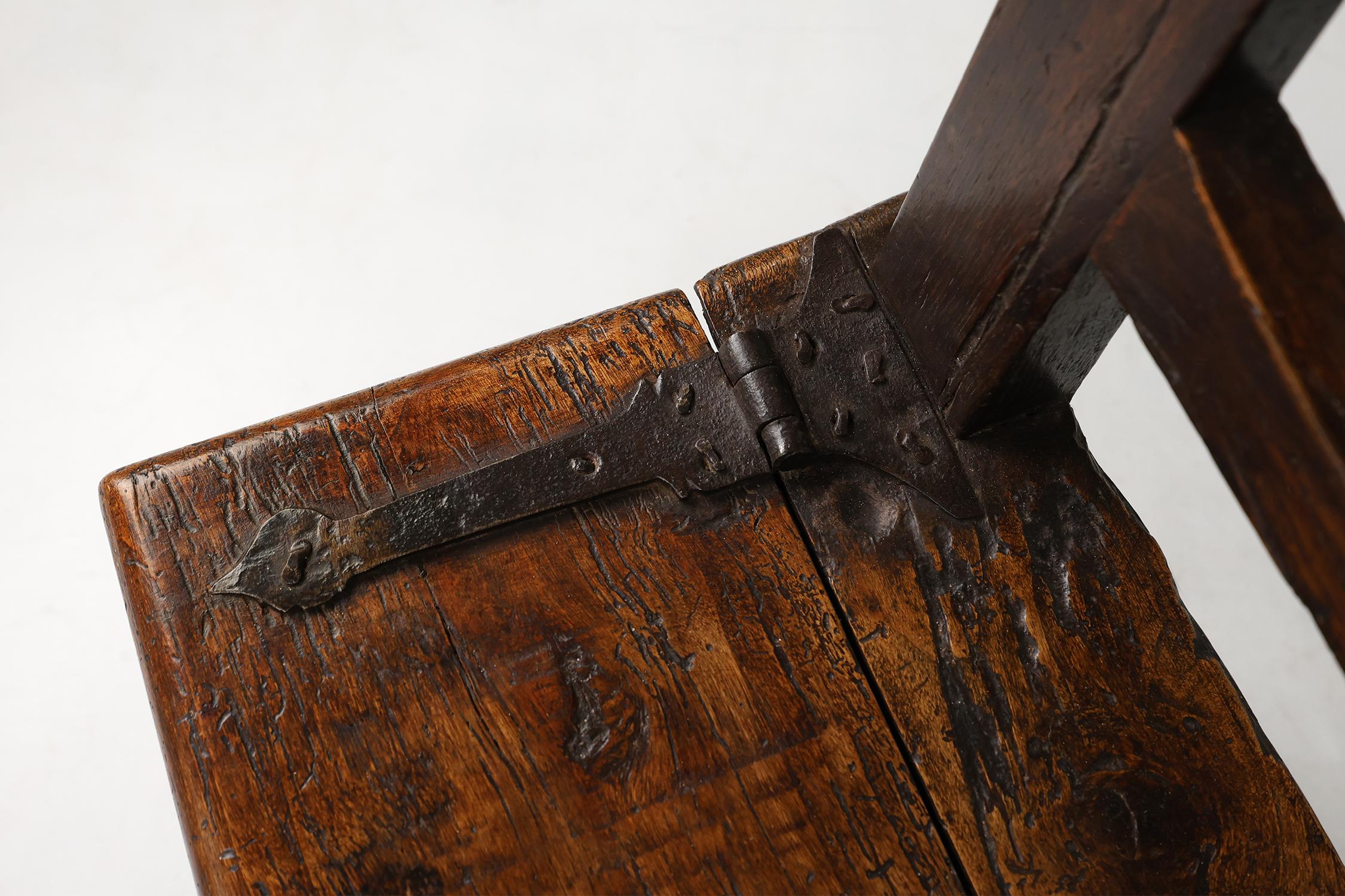 Tabouret en bois français du 16ème siècle avec rangement et belle patine. en vente 2