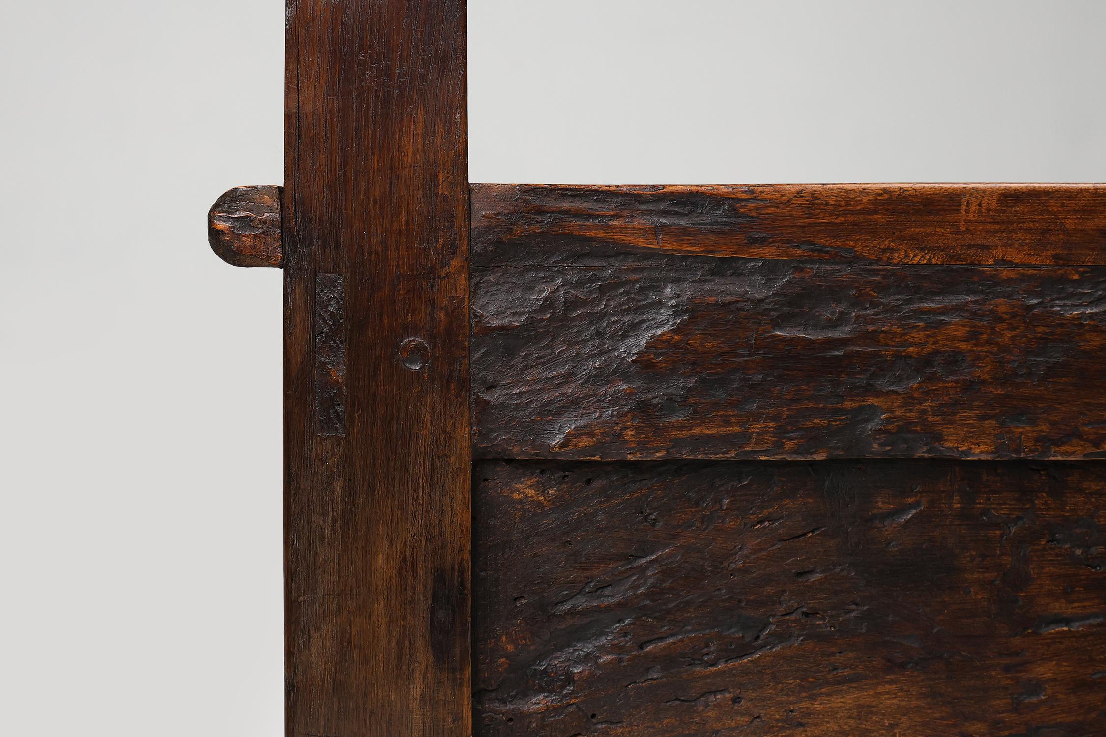 Tabouret en bois français du 16ème siècle avec rangement et belle patine. en vente 3
