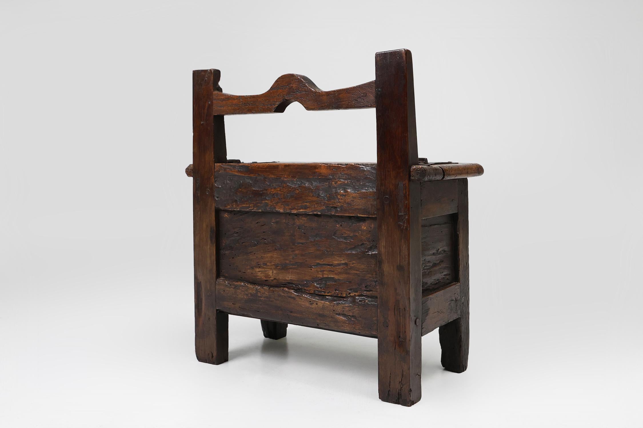 Tabouret en bois français du 16ème siècle avec rangement et belle patine. en vente 4