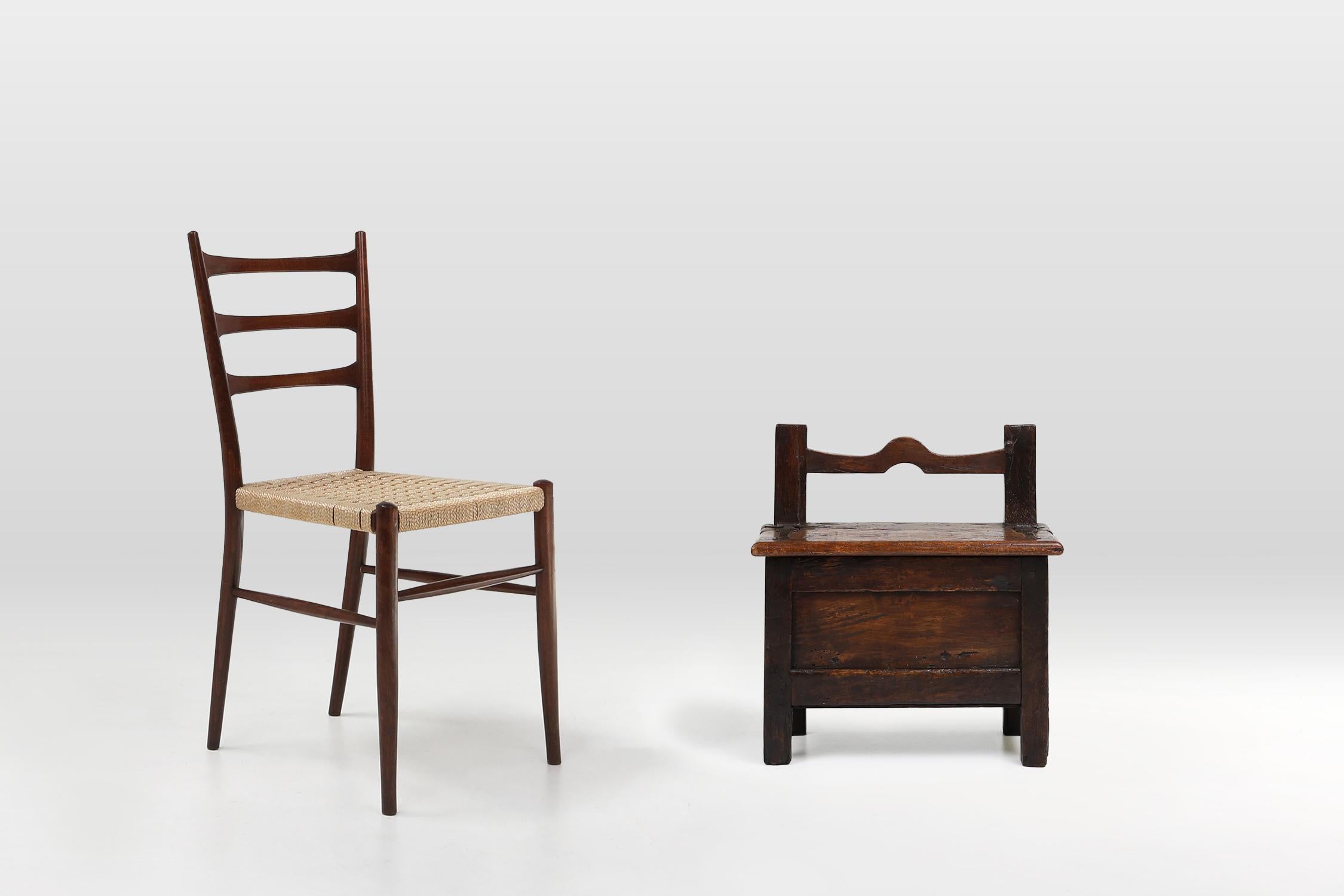 France / 16e siècle / tabouret avec rangement / bois / rustique / milieu de siècle

Ce tabouret rustique date du XVIe siècle et a été fabriqué en France. La belle patine témoigne de sa grande histoire. Le siège peut être ouvert pour révéler un