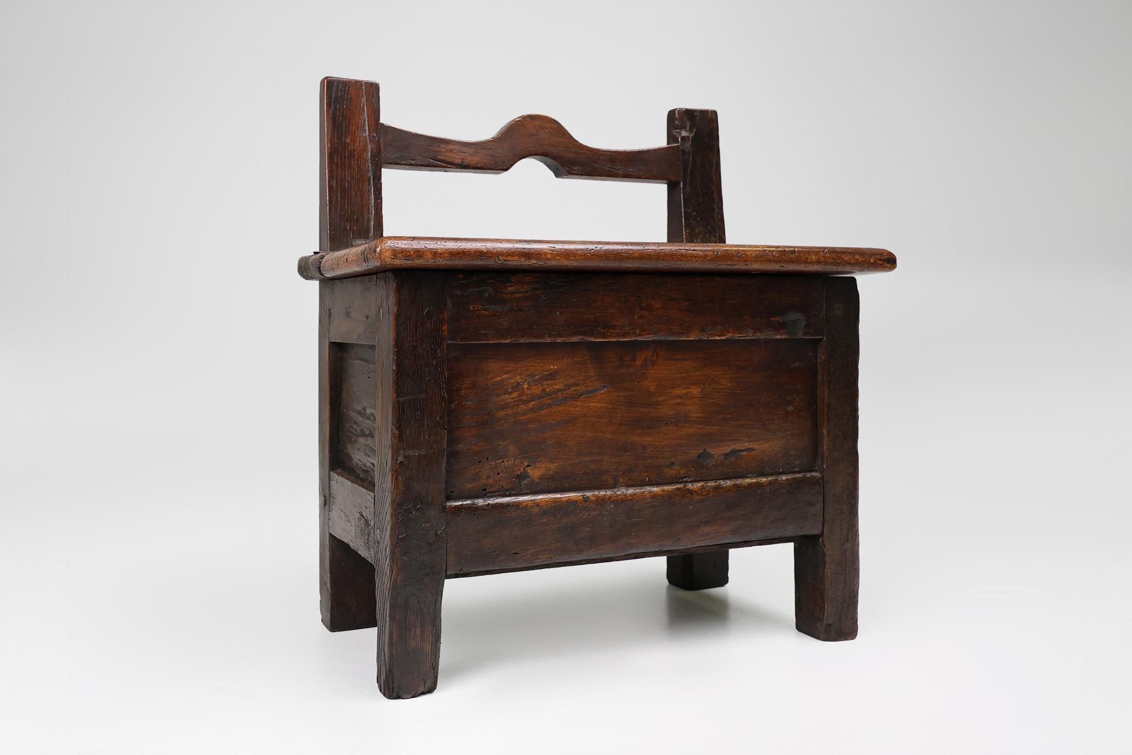 Rustique Tabouret en bois français du 16ème siècle avec rangement et belle patine. en vente