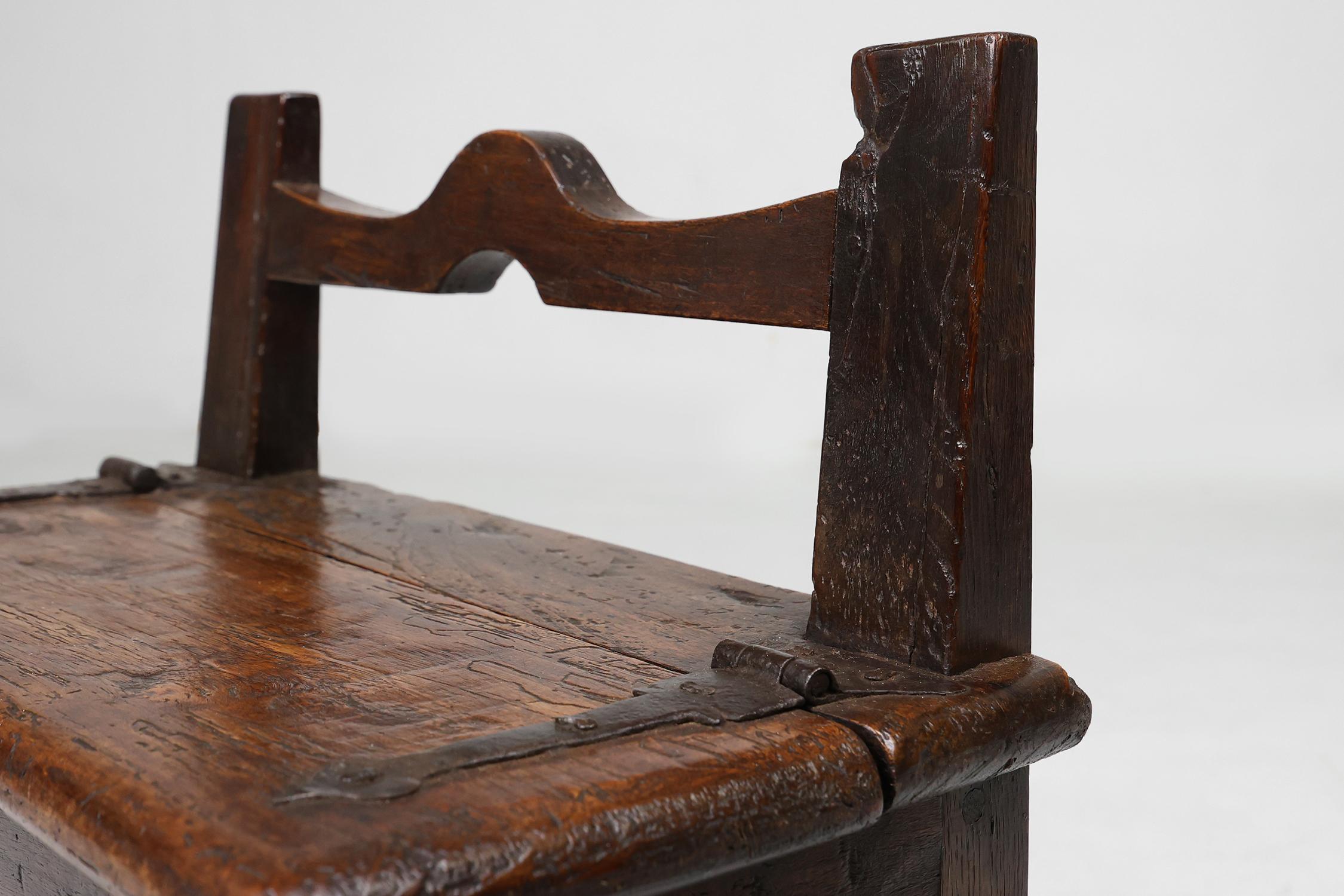 Français Tabouret en bois français du 16ème siècle avec rangement et belle patine. en vente