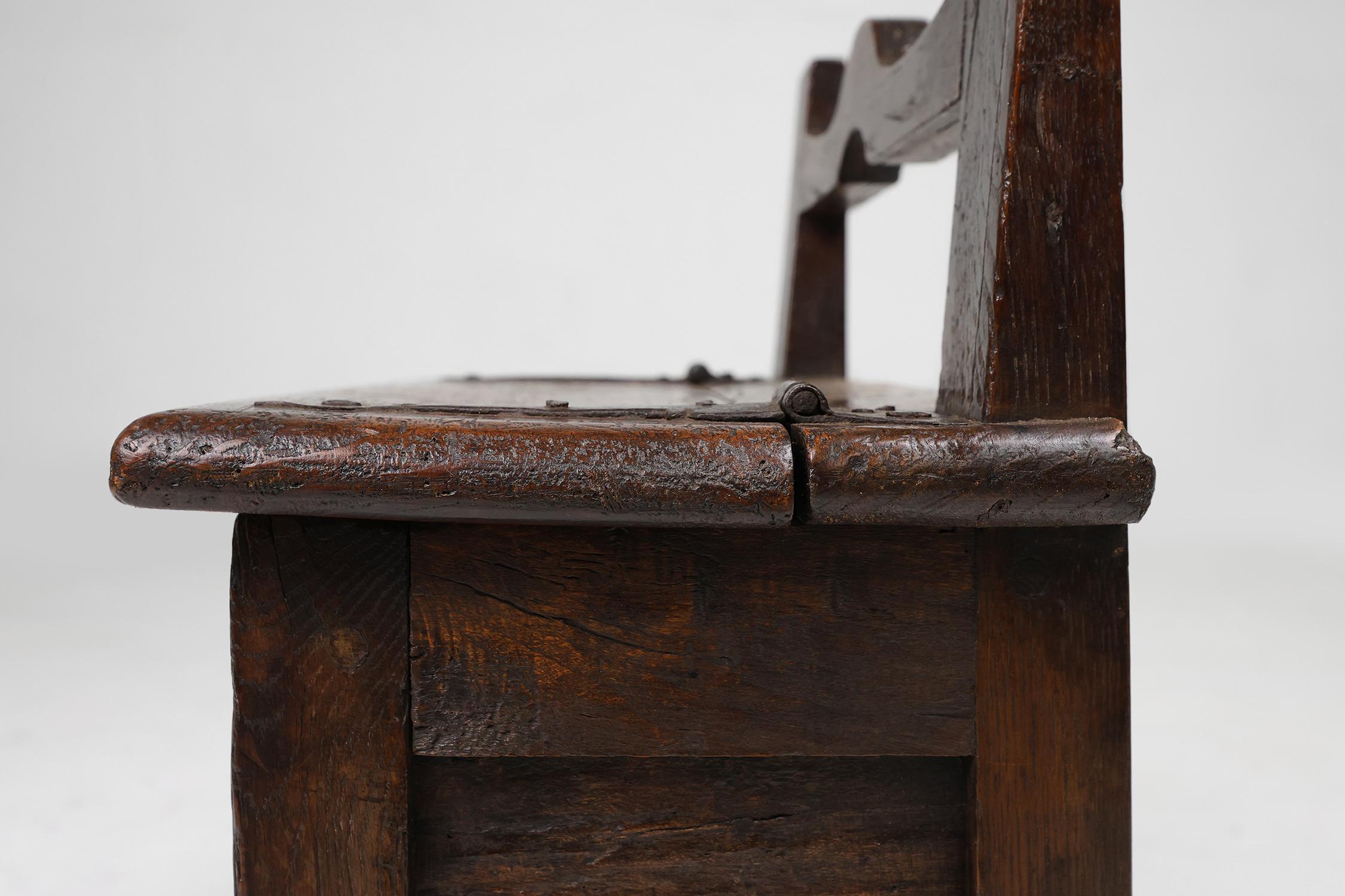 Sculpté à la main Tabouret en bois français du 16ème siècle avec rangement et belle patine. en vente
