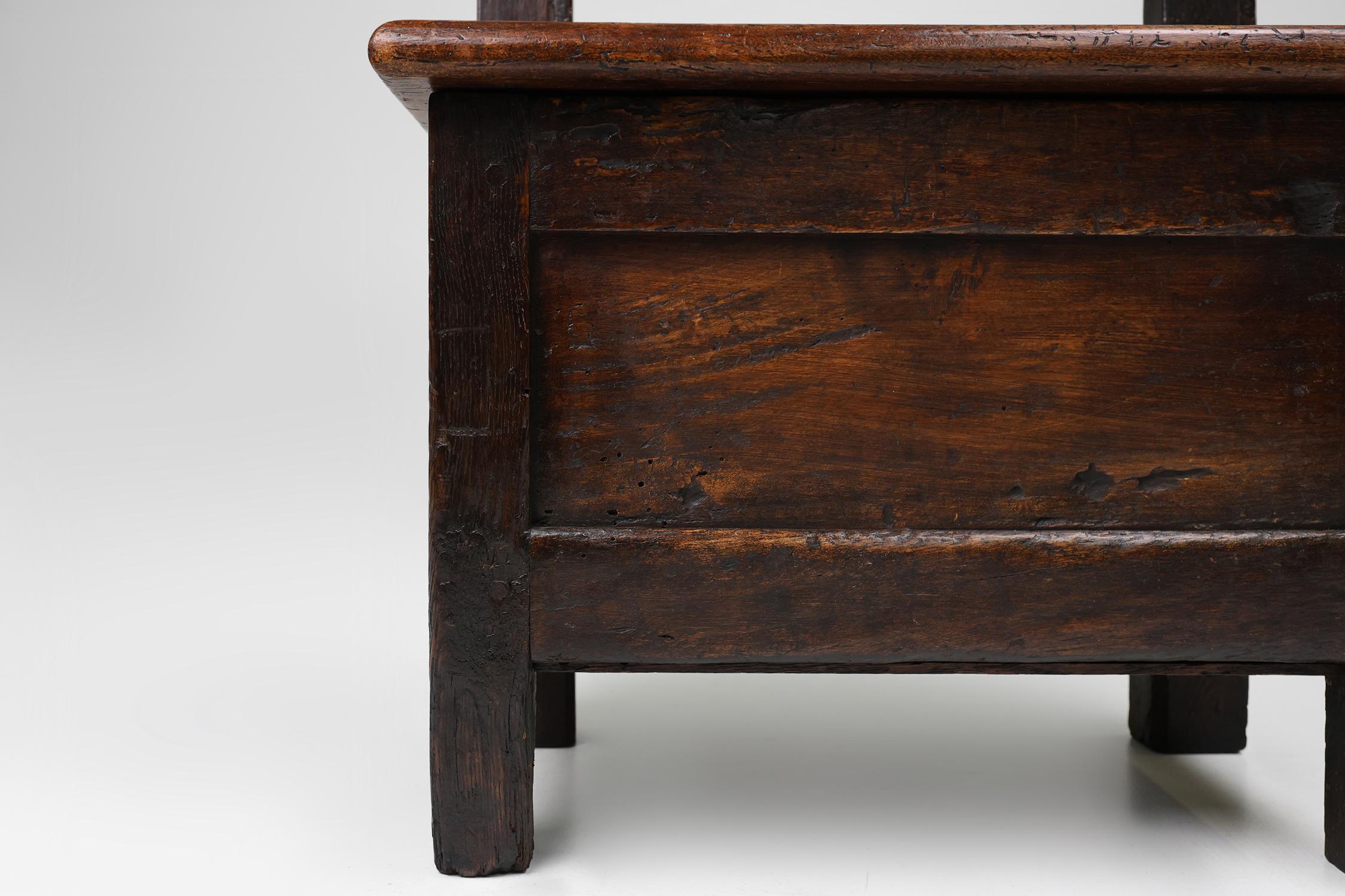 Tabouret en bois français du 16ème siècle avec rangement et belle patine. Bon état - En vente à Meulebeke, BE