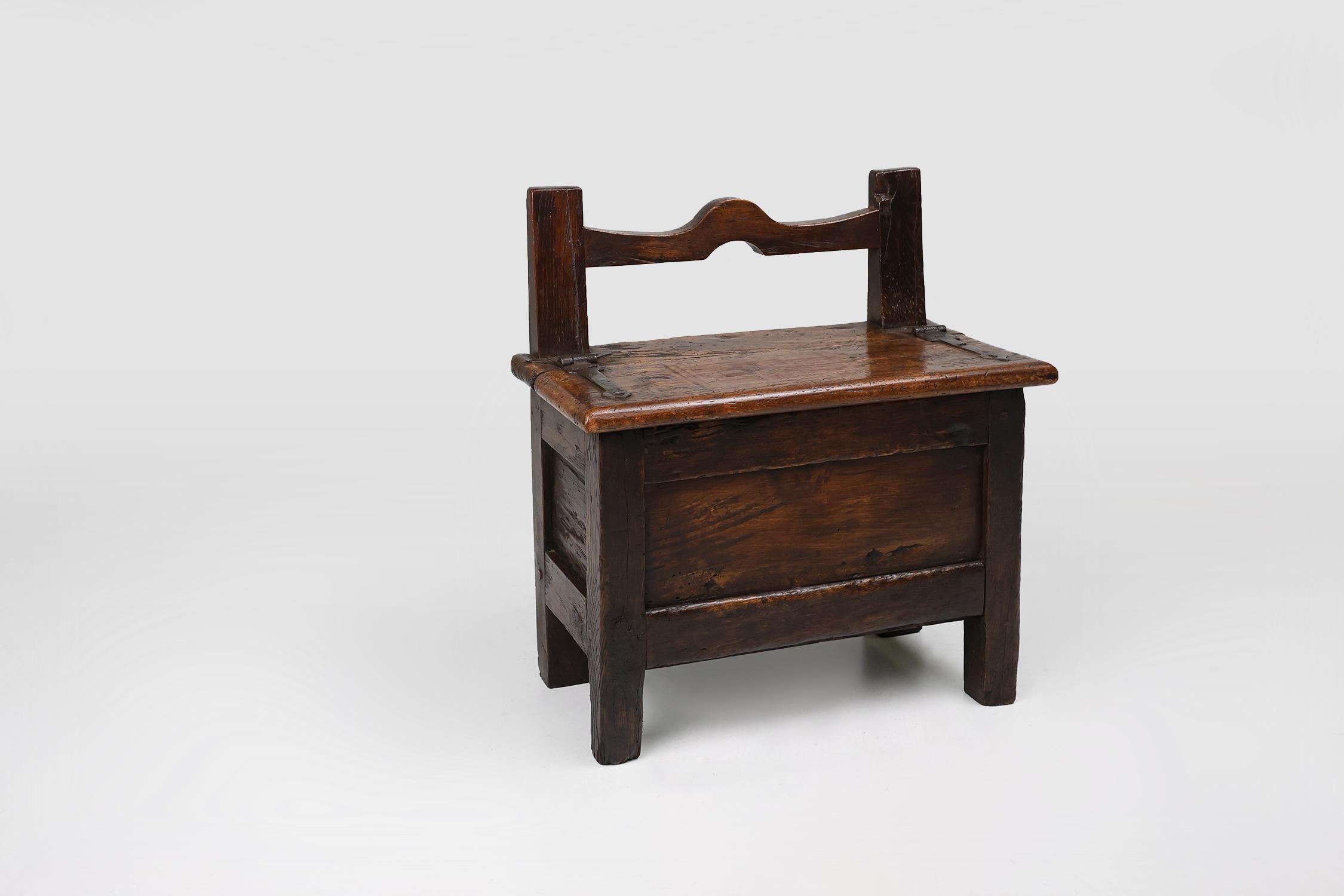 XVIIIe siècle et antérieur Tabouret en bois français du 16ème siècle avec rangement et belle patine. en vente