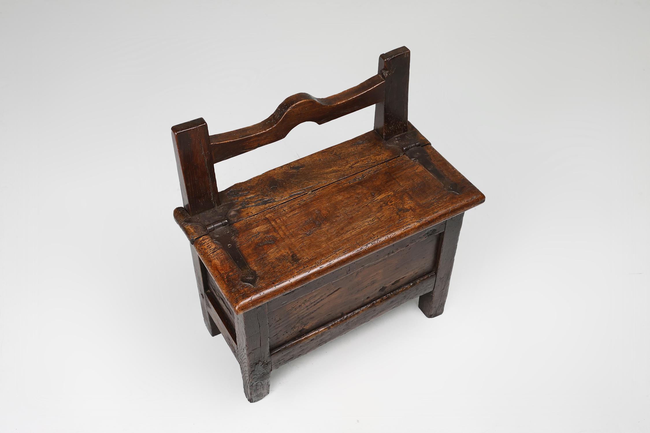 Bois Tabouret en bois français du 16ème siècle avec rangement et belle patine. en vente