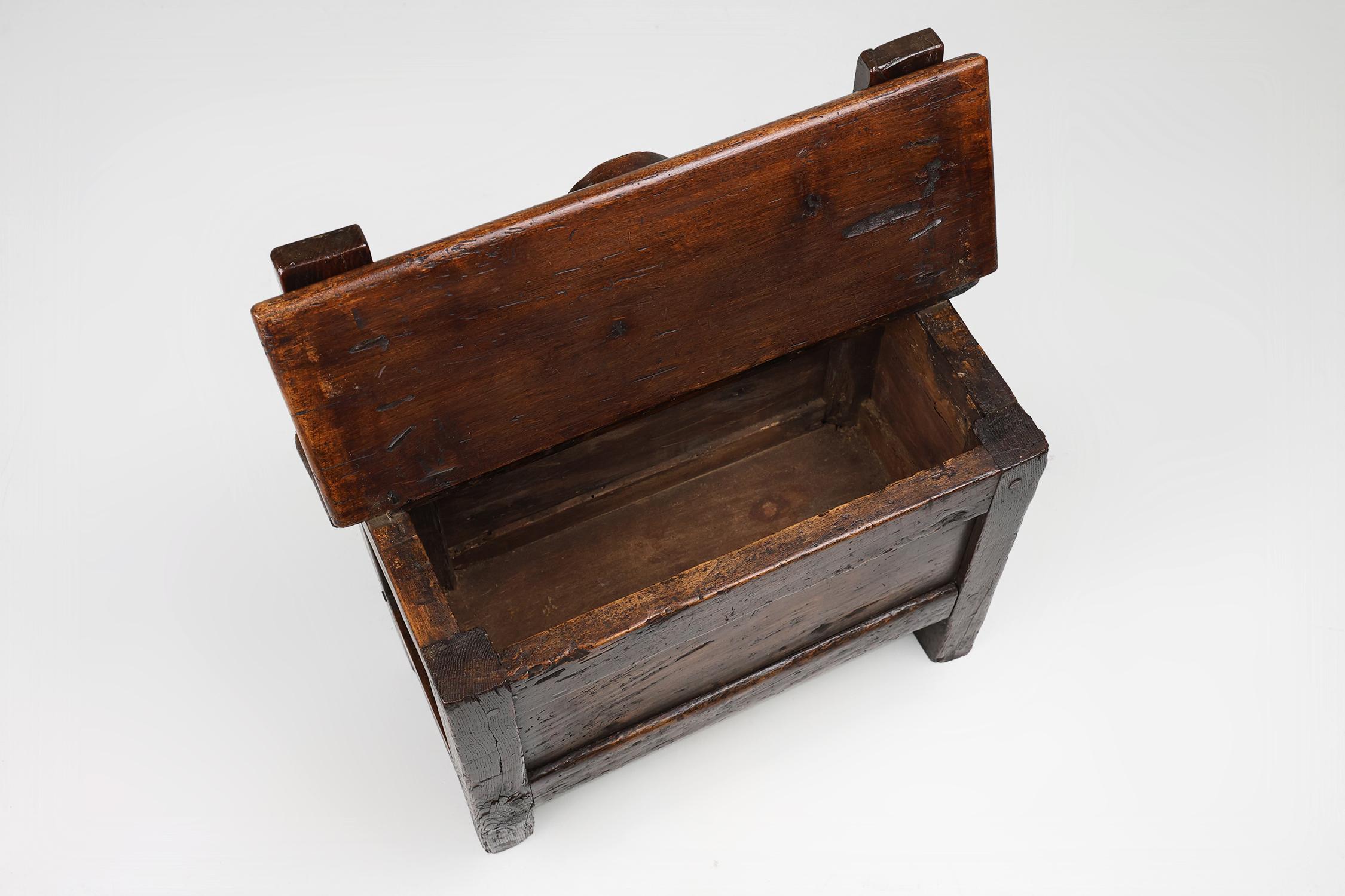 Tabouret en bois français du 16ème siècle avec rangement et belle patine. en vente 1