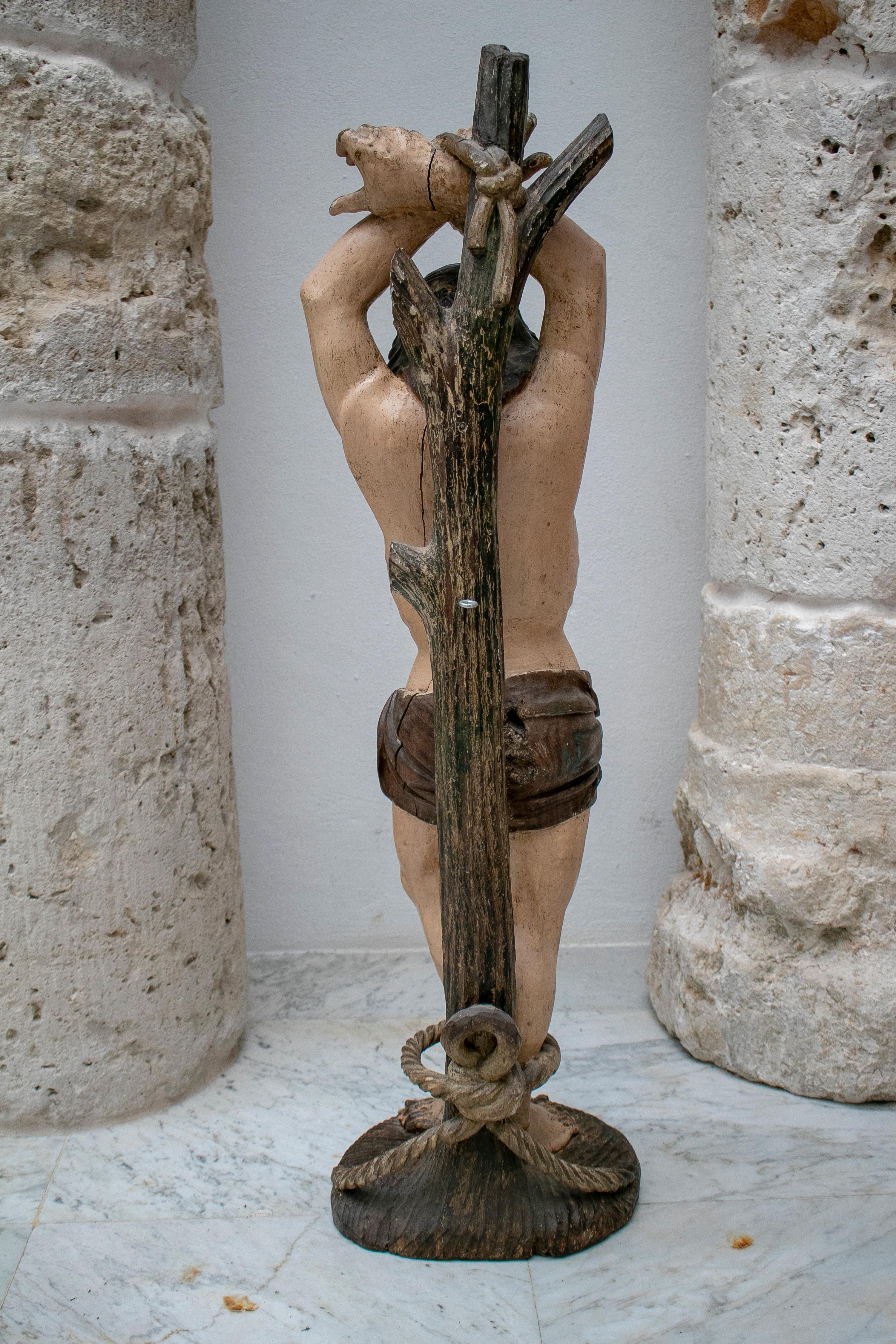 16. Jahrhundert Deutsch Hand geschnitzt bemaltes Holz St. Sebastian im Zustand „Gut“ im Angebot in Marbella, ES