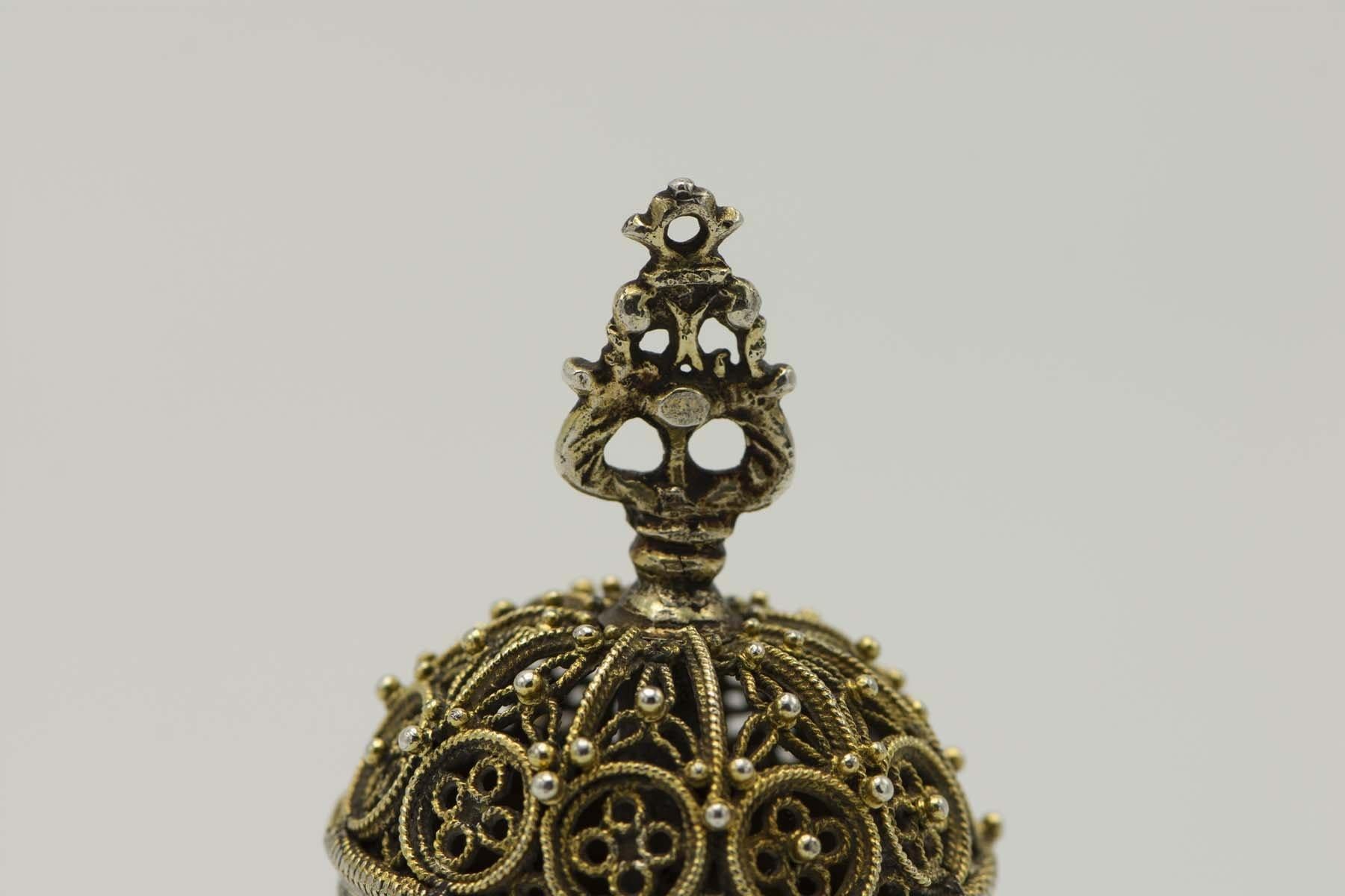 Deutscher, teilweise vergoldeter, filigraner Gewürzbehälter aus Silber des 16. Jahrhunderts 1