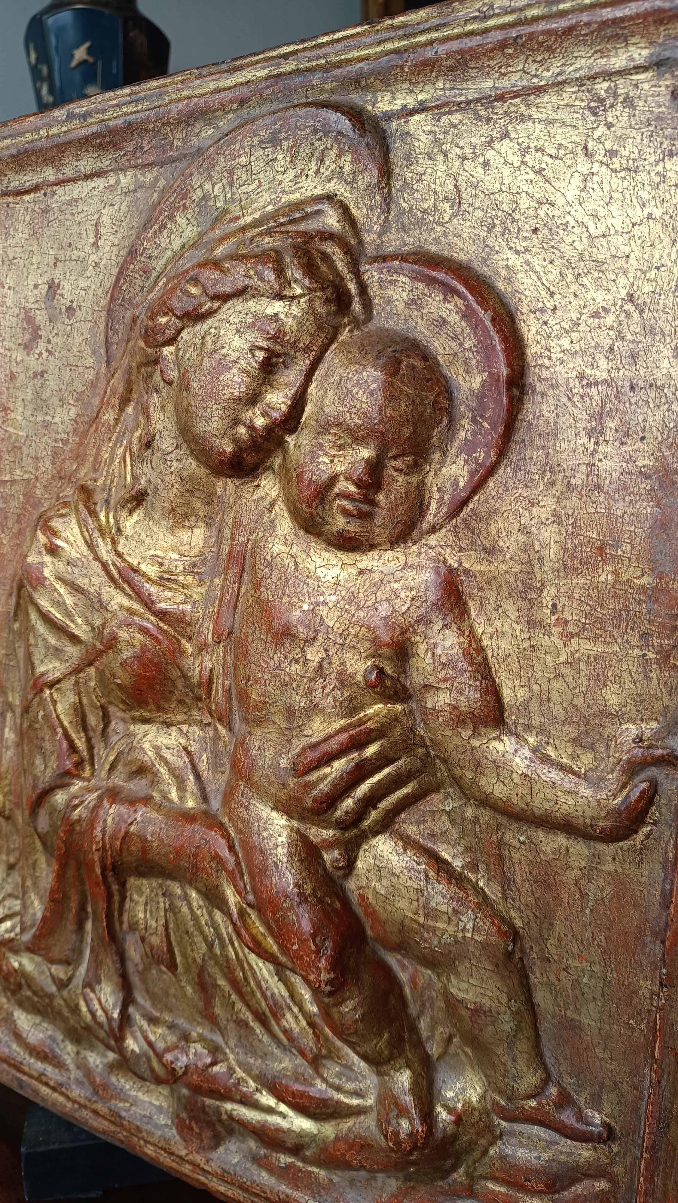 16th CENTURY GOLDEN STUCCO PLAQUE MADONNA AND CHILD  For Sale 5