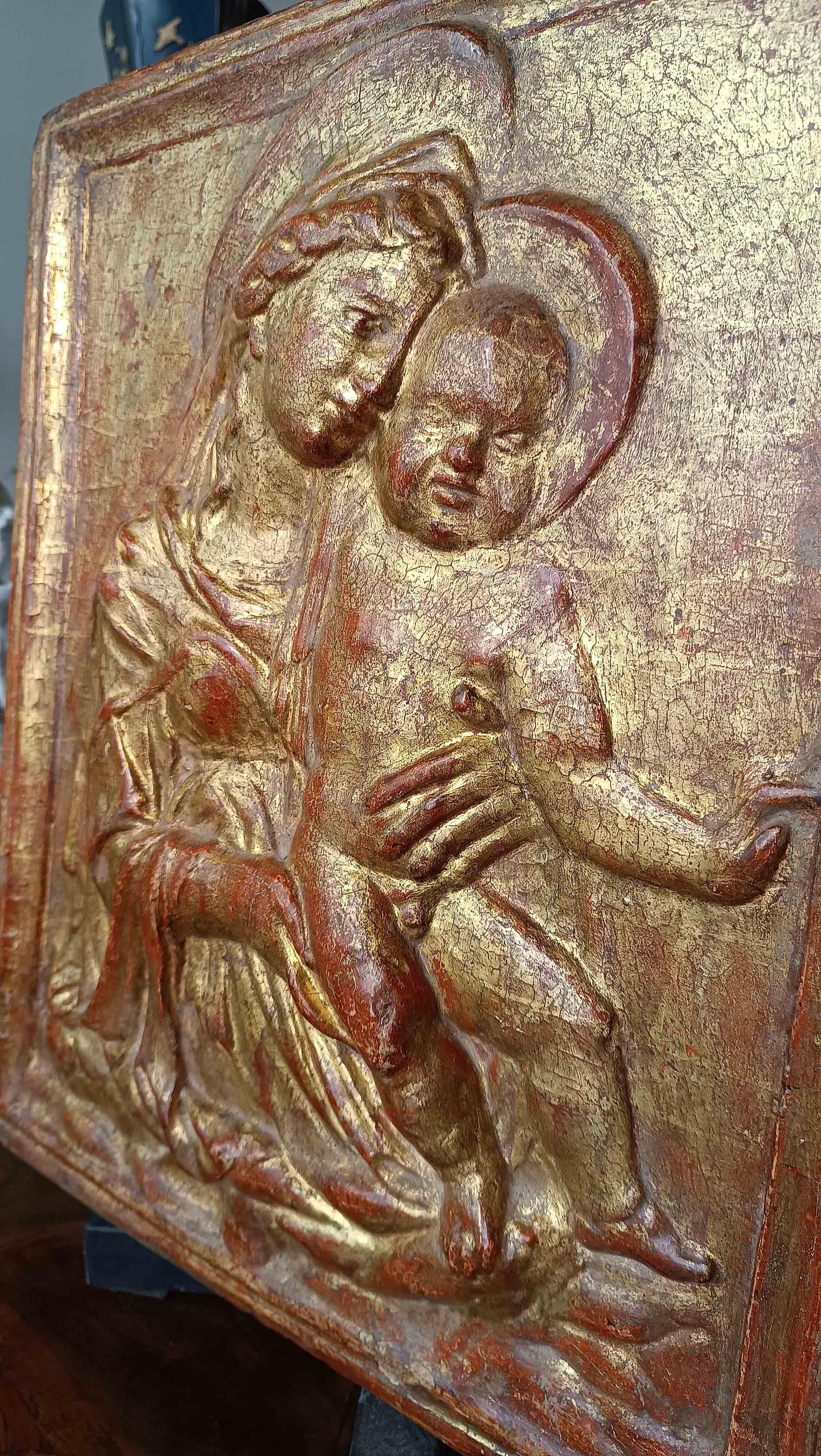 16th CENTURY GOLDEN STUCCO PLAQUE MADONNA AND CHILD  In Good Condition For Sale In Firenze, FI