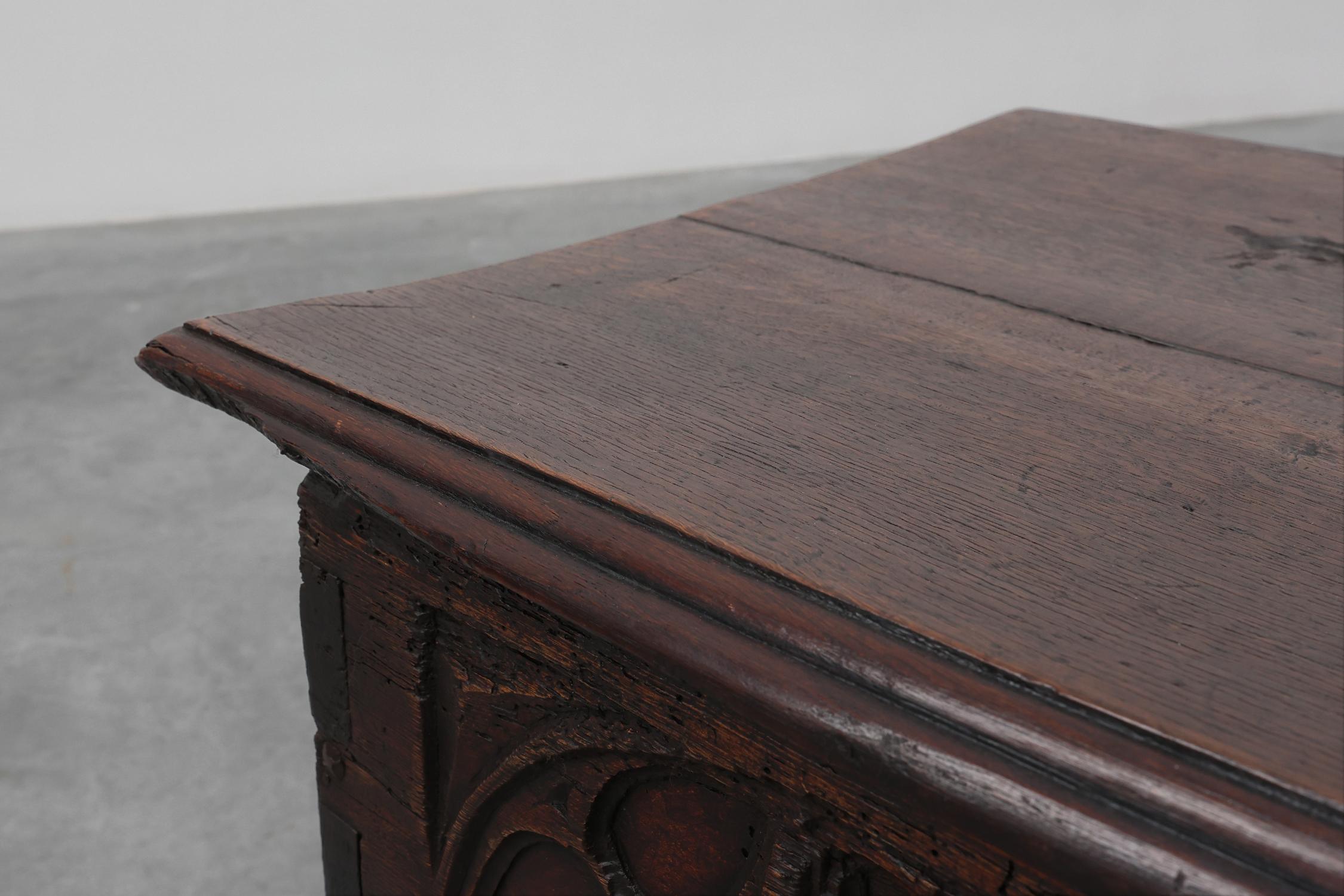 Arqueta gótica de roble tallado del siglo XVI, Francia en venta 3