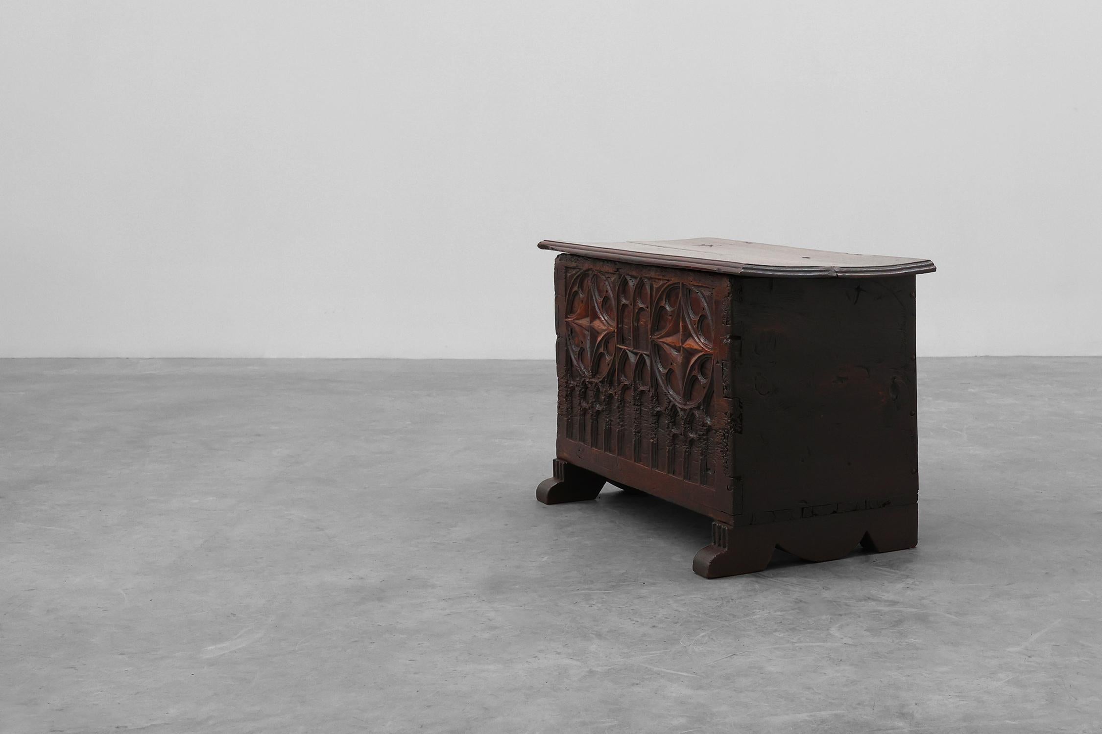 Arqueta gótica de roble tallado del siglo XVI, Francia en venta 4