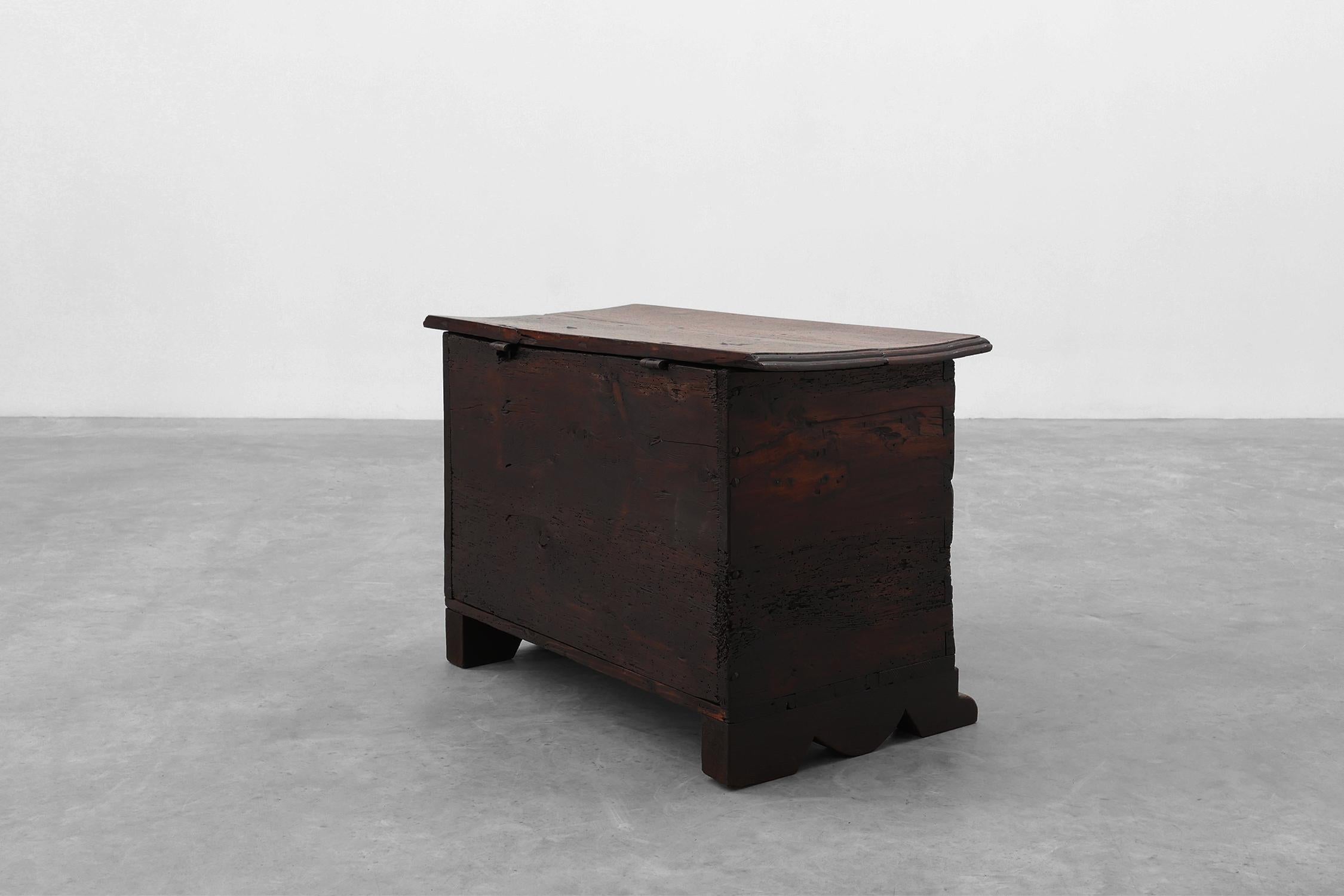 Arqueta gótica de roble tallado del siglo XVI, Francia en venta 7