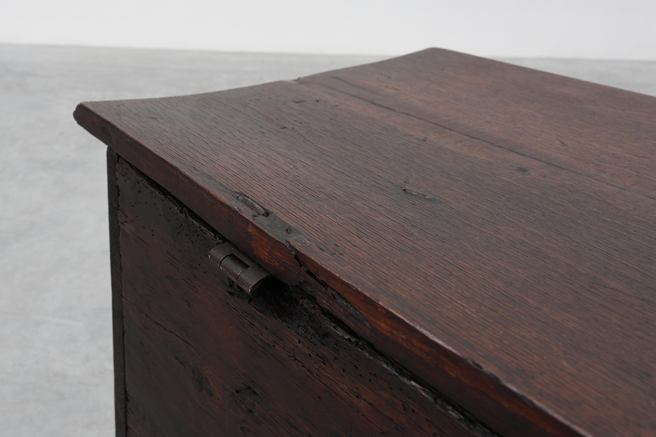 Arqueta gótica de roble tallado del siglo XVI, Francia en venta 8