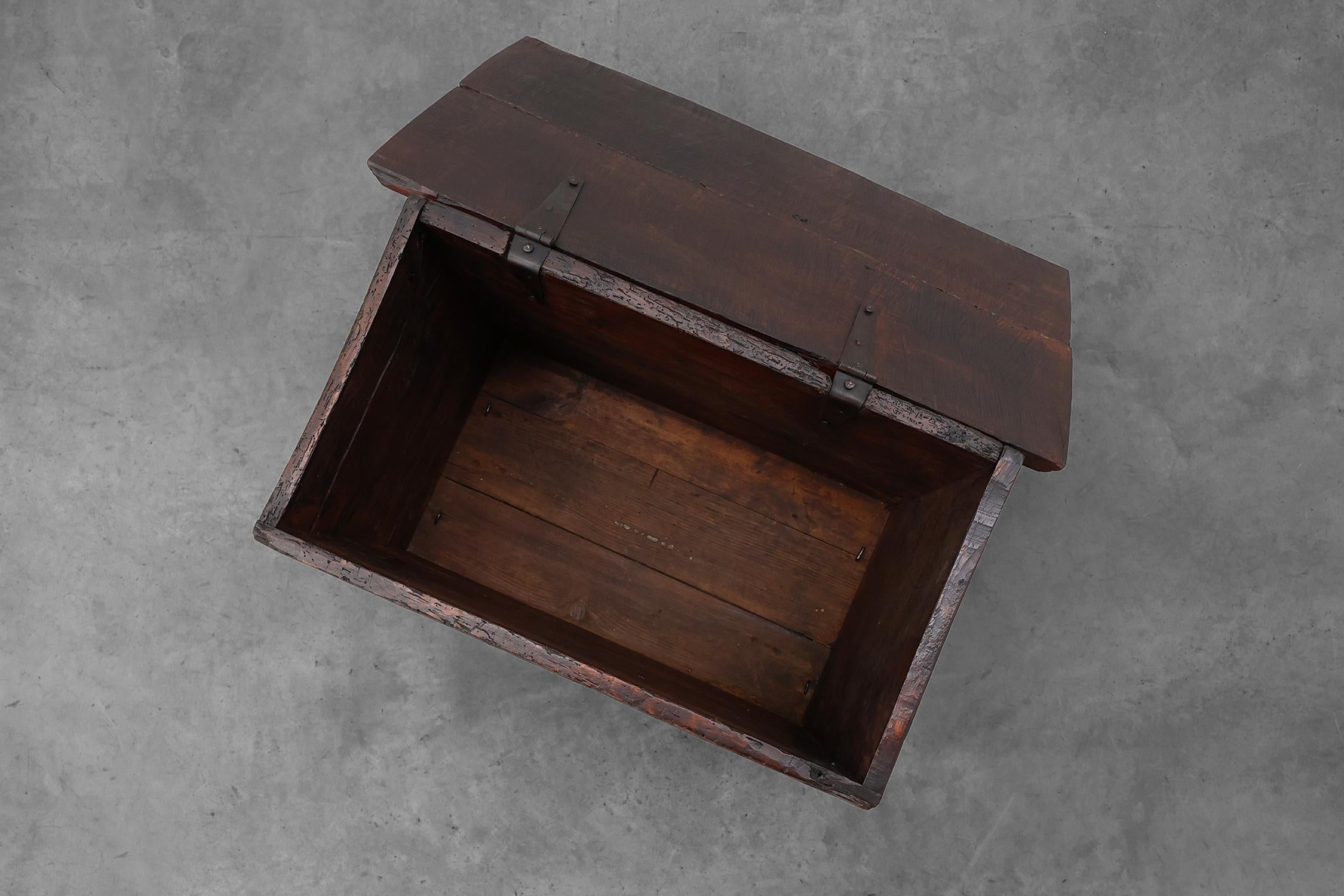 Arqueta gótica de roble tallado del siglo XVI, Francia Tallado a mano en venta