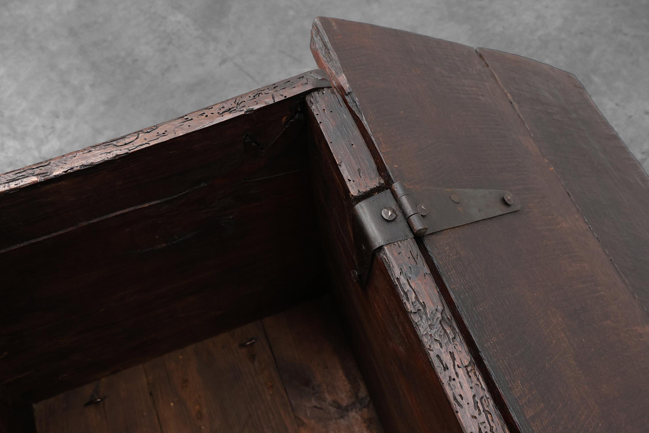 Arqueta gótica de roble tallado del siglo XVI, Francia en Bueno estado para la venta en Meulebeke, BE