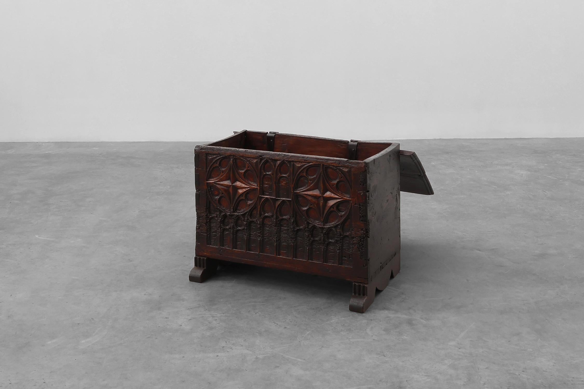 Arqueta gótica de roble tallado del siglo XVI, Francia siglo XVIII y antes en venta