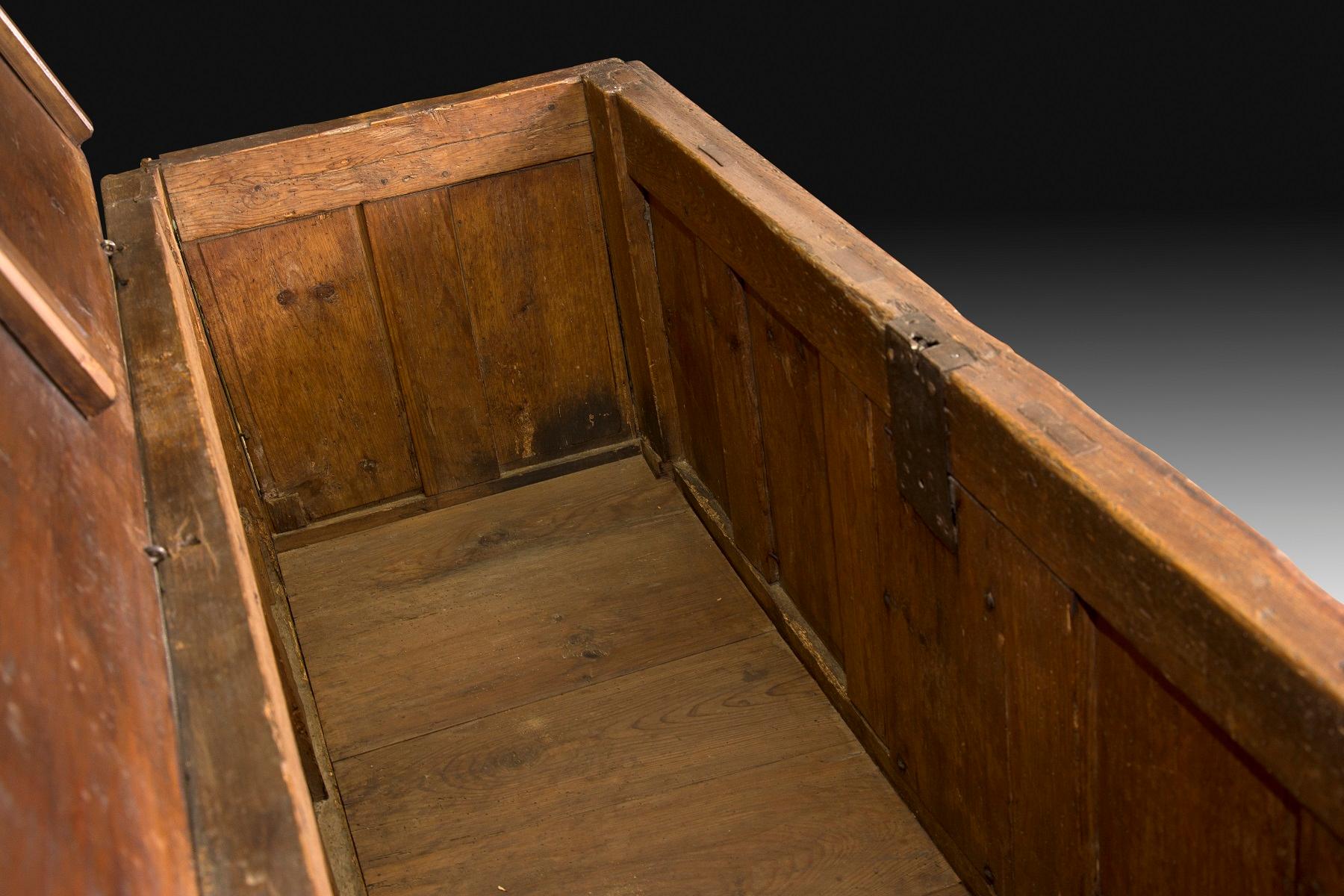 Metallo Cassapanca gotica del XVI secolo, legno di pino, metallo in vendita