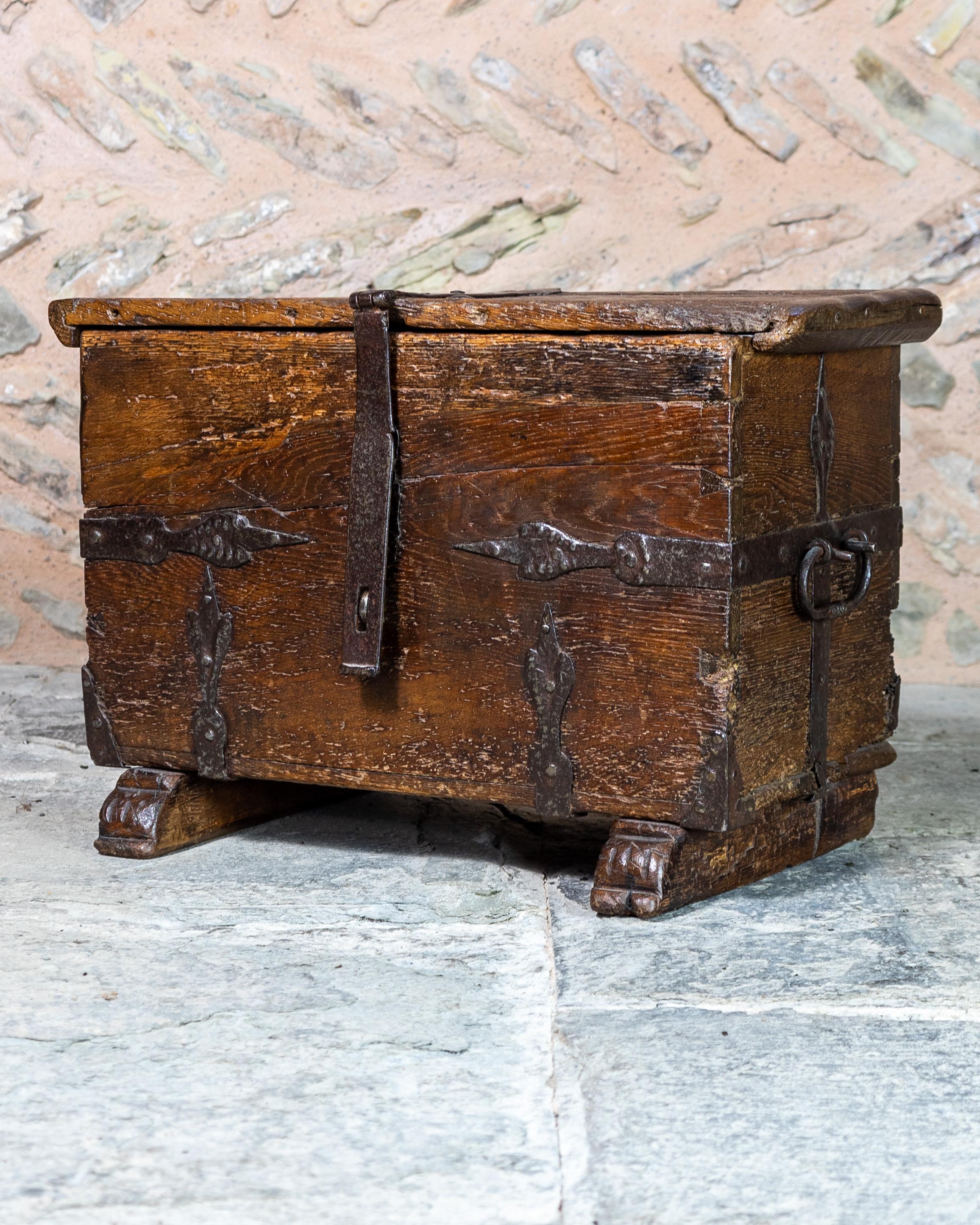 16th Century, Late Gothic iron bound oak chest, Flemish, circa 1500-1540.

Iron bound and dovetailed oak chest of attractive small proportions, with side carrying handles, on shaped sledge feet.
