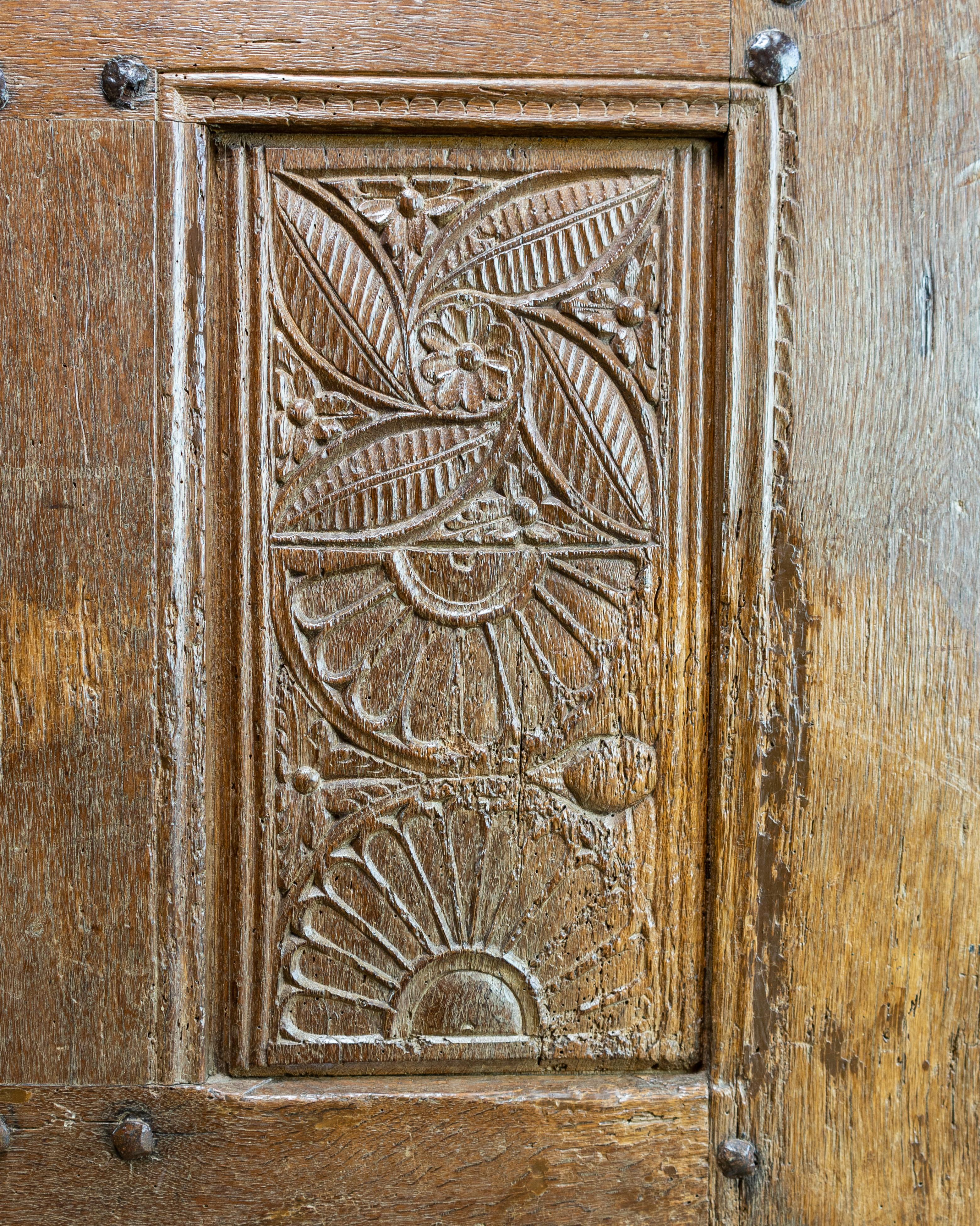 Gotische Eichetruhe aus dem 16. Jahrhundert, Normandie, Frankreich, um 1500 im Zustand „Gut“ im Angebot in Leominster, GB