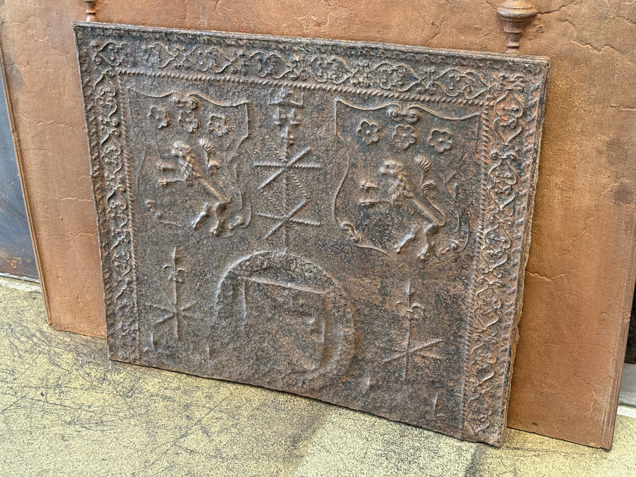 16th Century Gothic Period Fireback / Backsplash with Unknown Coat of Arms In Good Condition For Sale In Amerongen, Amerongen