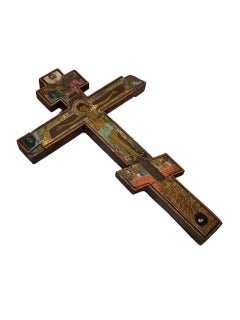 Cruz ortodoxa rusa del siglo XVI pintada a mano y tallada en madera