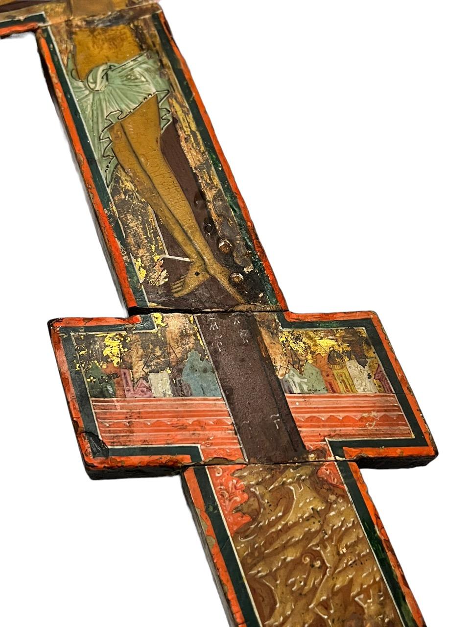 Croix orthodoxe russe du 16e siècle en bois peint et sculpté à la main 1