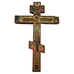 Croix orthodoxe russe du 16e siècle en bois peint et sculpté à la main