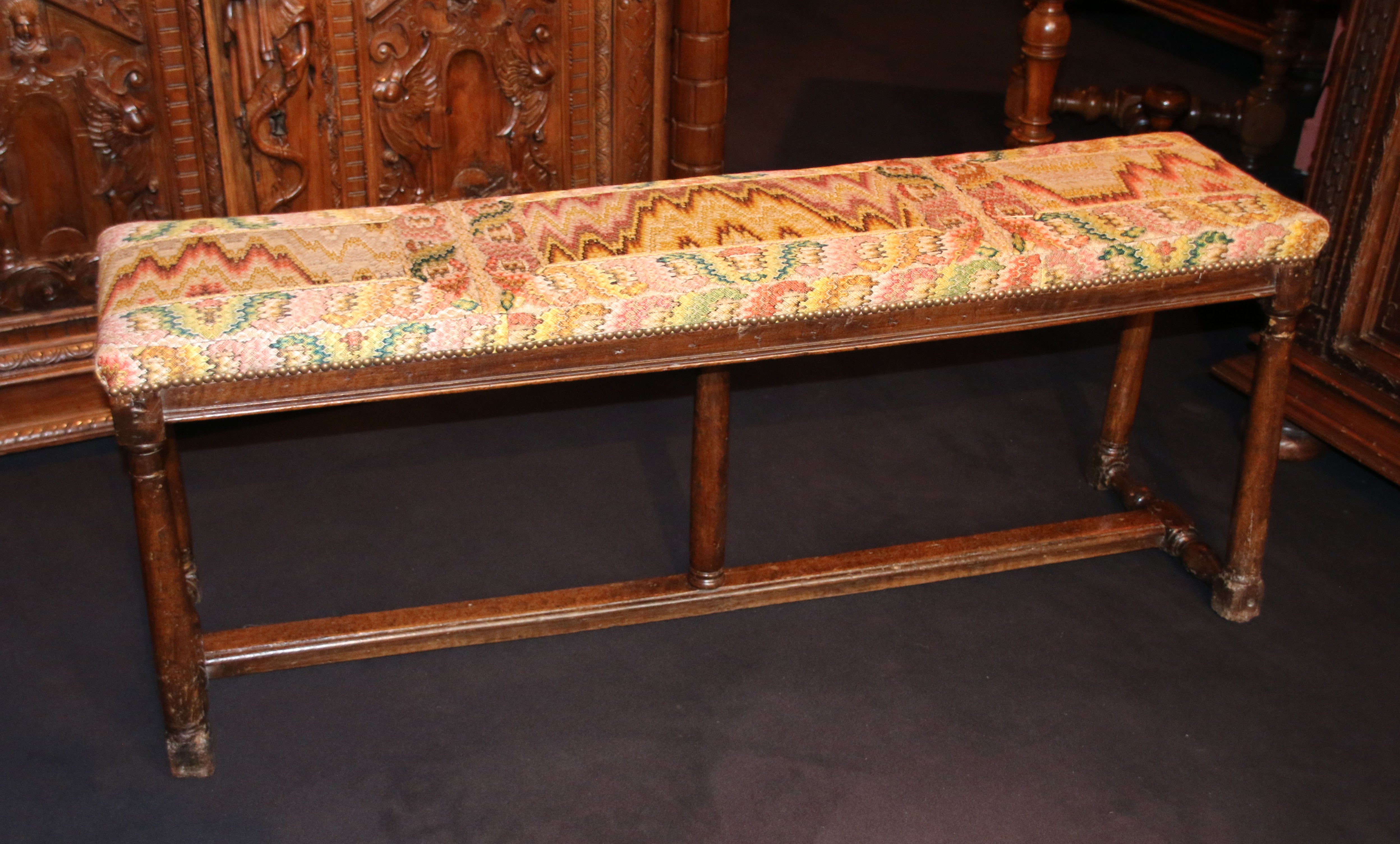 This small bench seat is curiously formed of five legs turned in the form of a smooth column, two by sides and a fifth rests on the longitudinal strut.
The bottom of the seat is solidly constituted by a board carried by the belt crosspieces, on