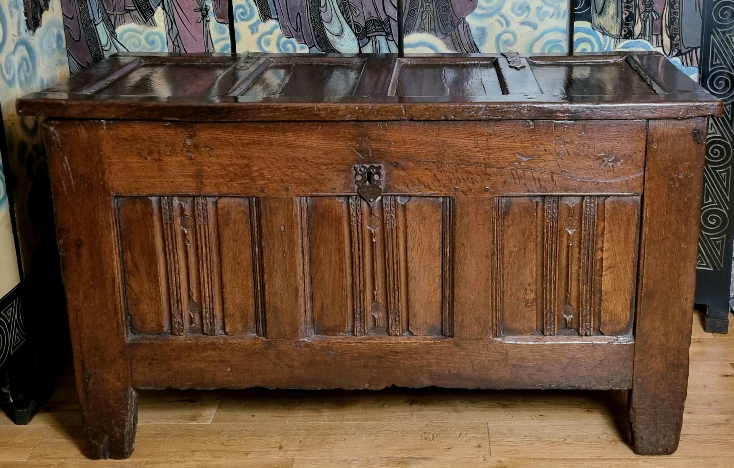 Un cassettone in Oak inglese del XVI secolo, circa 1540, è un esempio raro. Realizzata con tavole di quercia massiccia, la cassapanca presenta un coperchio a quattro pannelli che conserva le cerniere originali a cinghia di ferro sopra una facciata