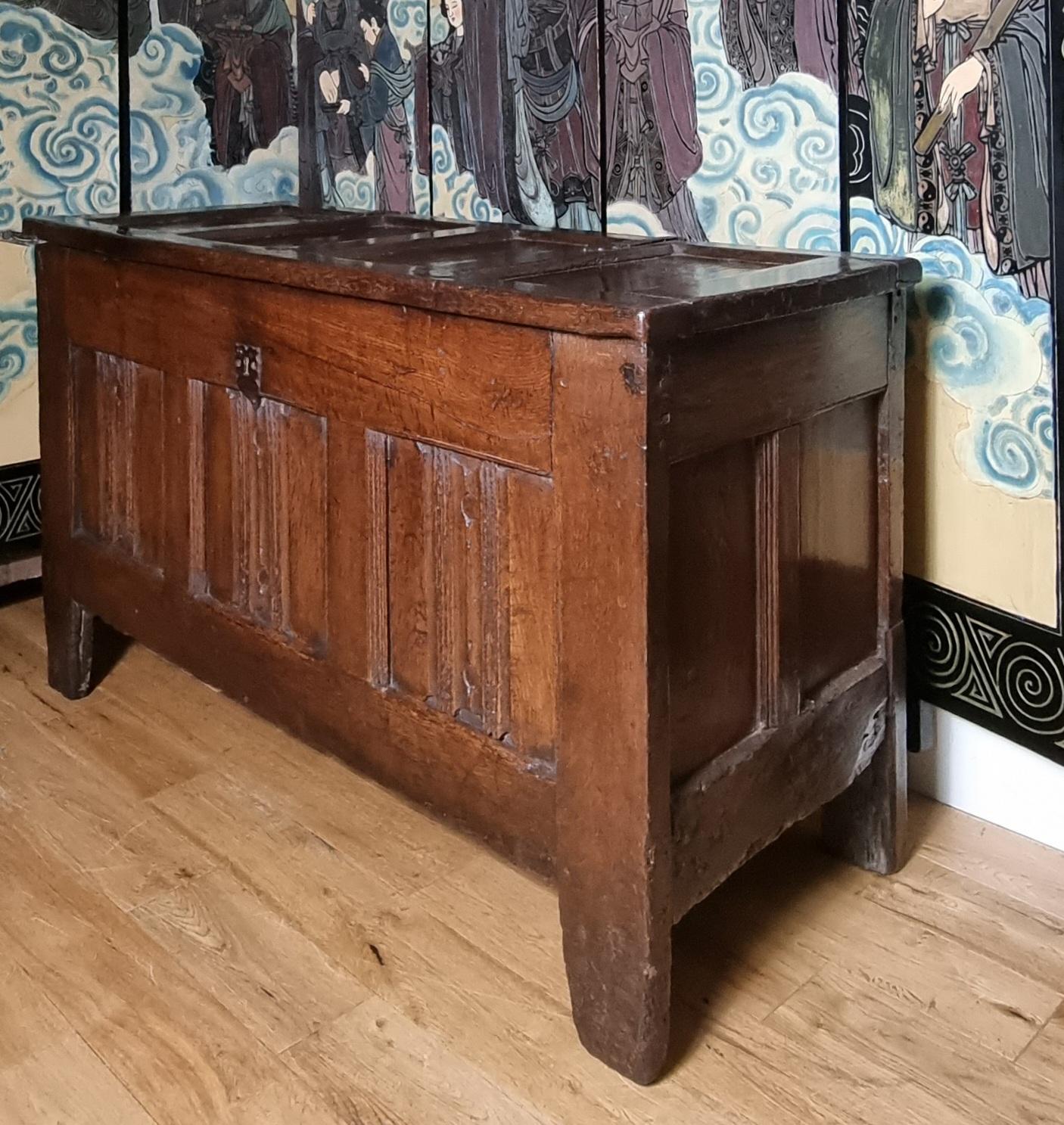 Fino al XVIII secolo Cassettone in Oak inglese del 16° secolo di Enrico VIII in vendita