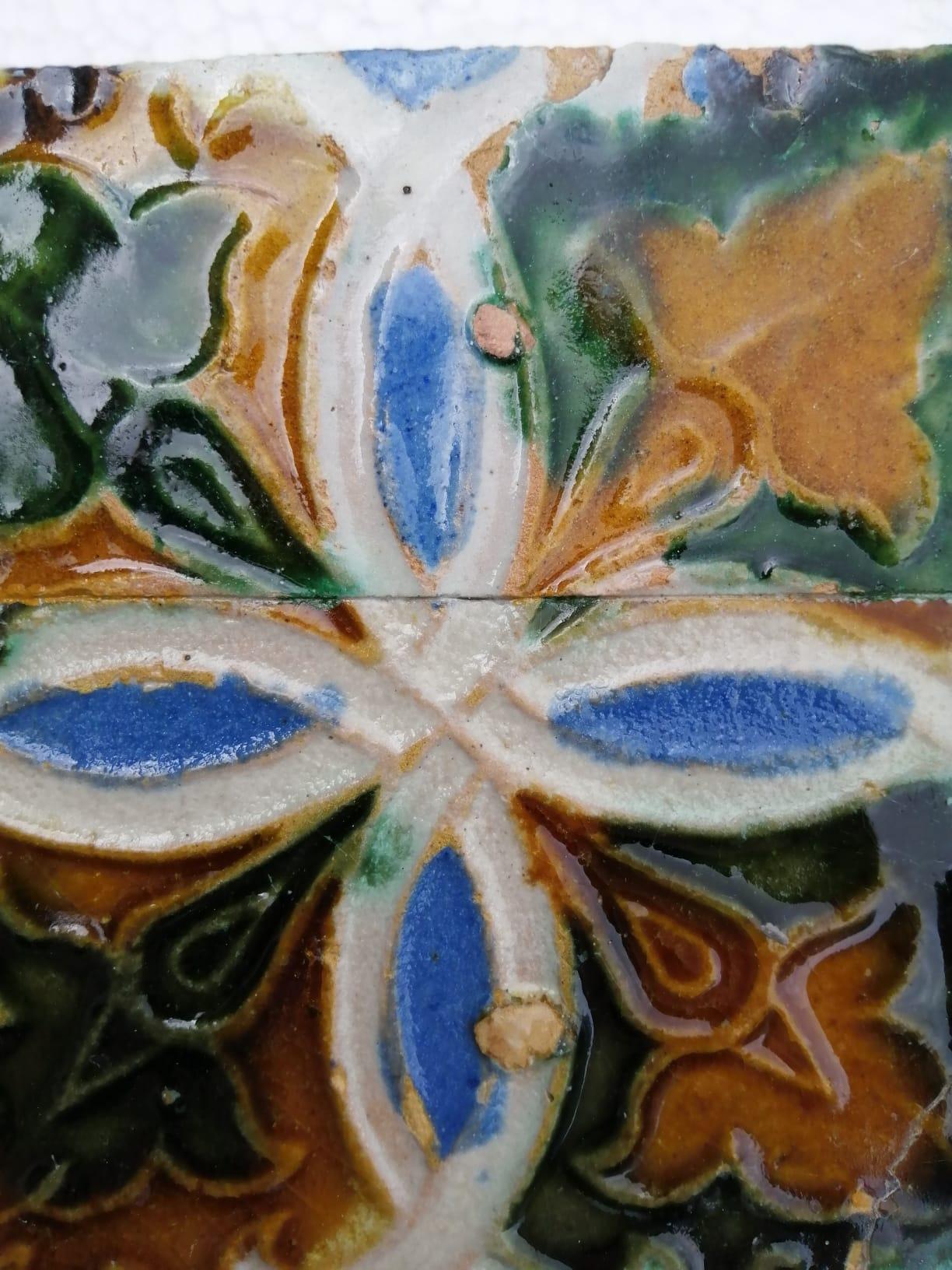 The word azulejo is derived from the Arabic ?????? (az-zulayj): zellige, meaning polished
stone. The original idea was to imitate the Byzantine and Roman mosaics. This
origin shows the unmistakable Arab influences in many tiles: interlocking