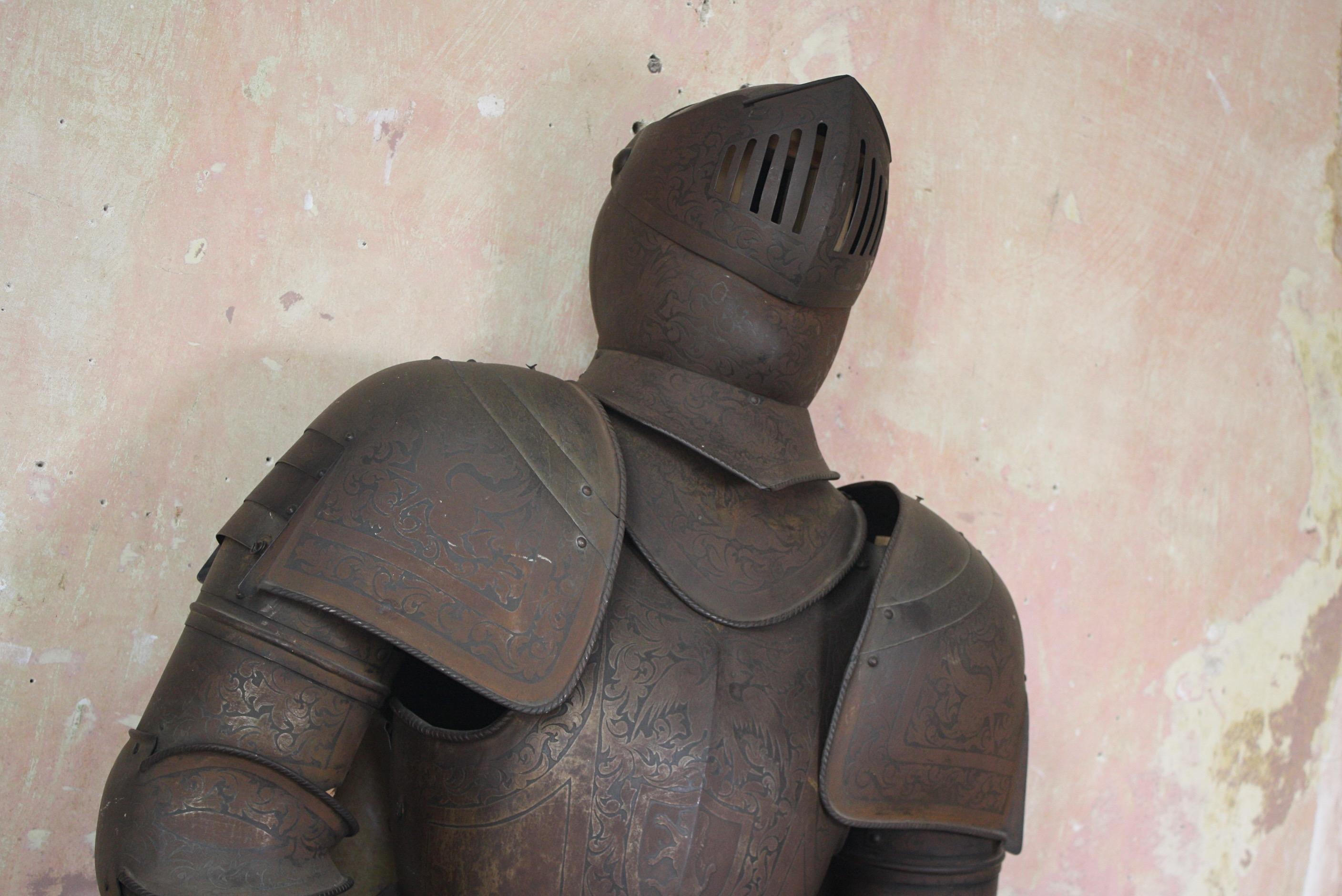 Anglais Sculpture d'armure de style 16e siècle pour maison de campagne victorienne en vente