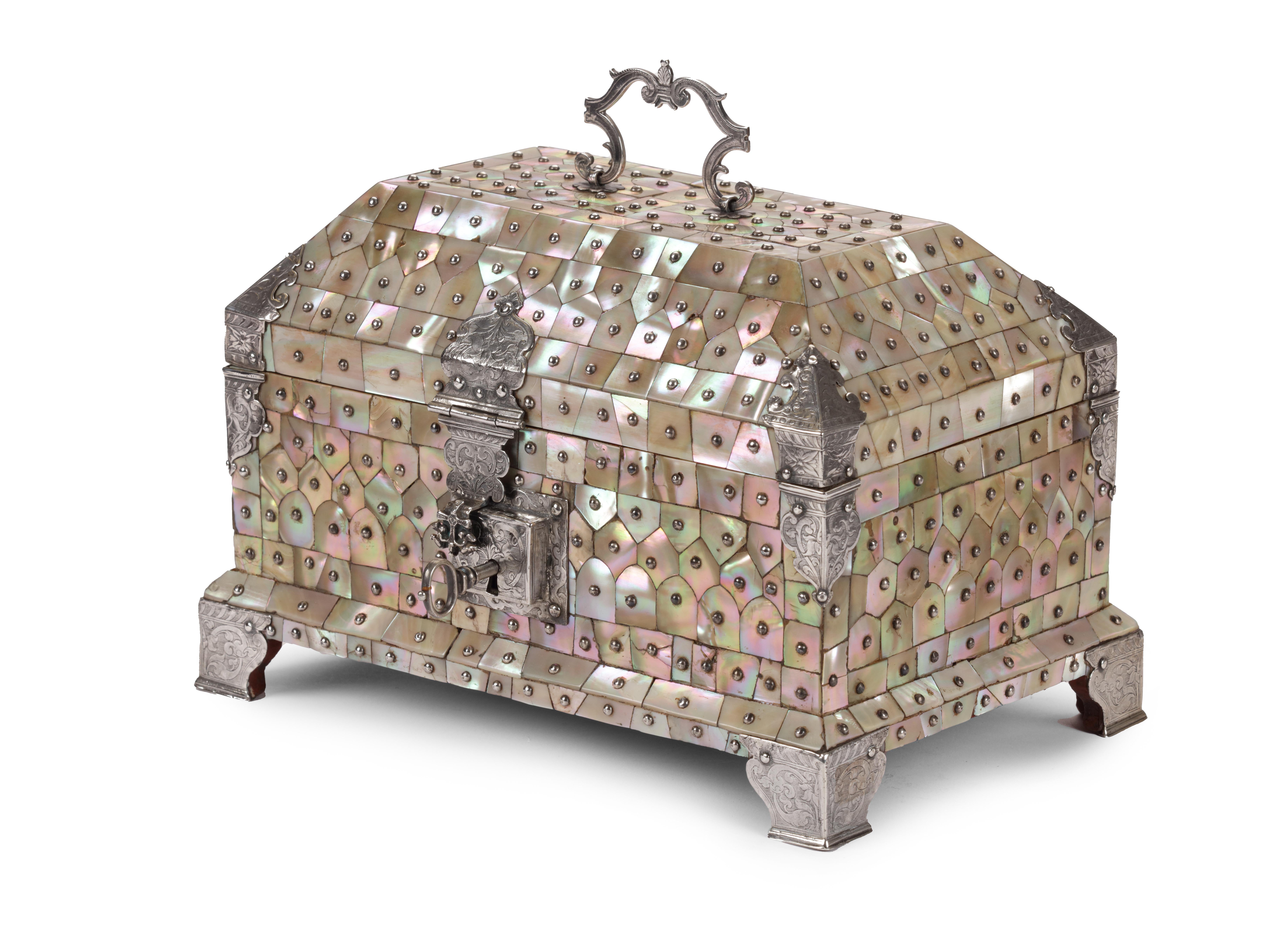 16th-Century Indo-Portuguese Colonial Mother-of-pearl Gujarat Casket In Excellent Condition For Sale In Amsterdam, NL