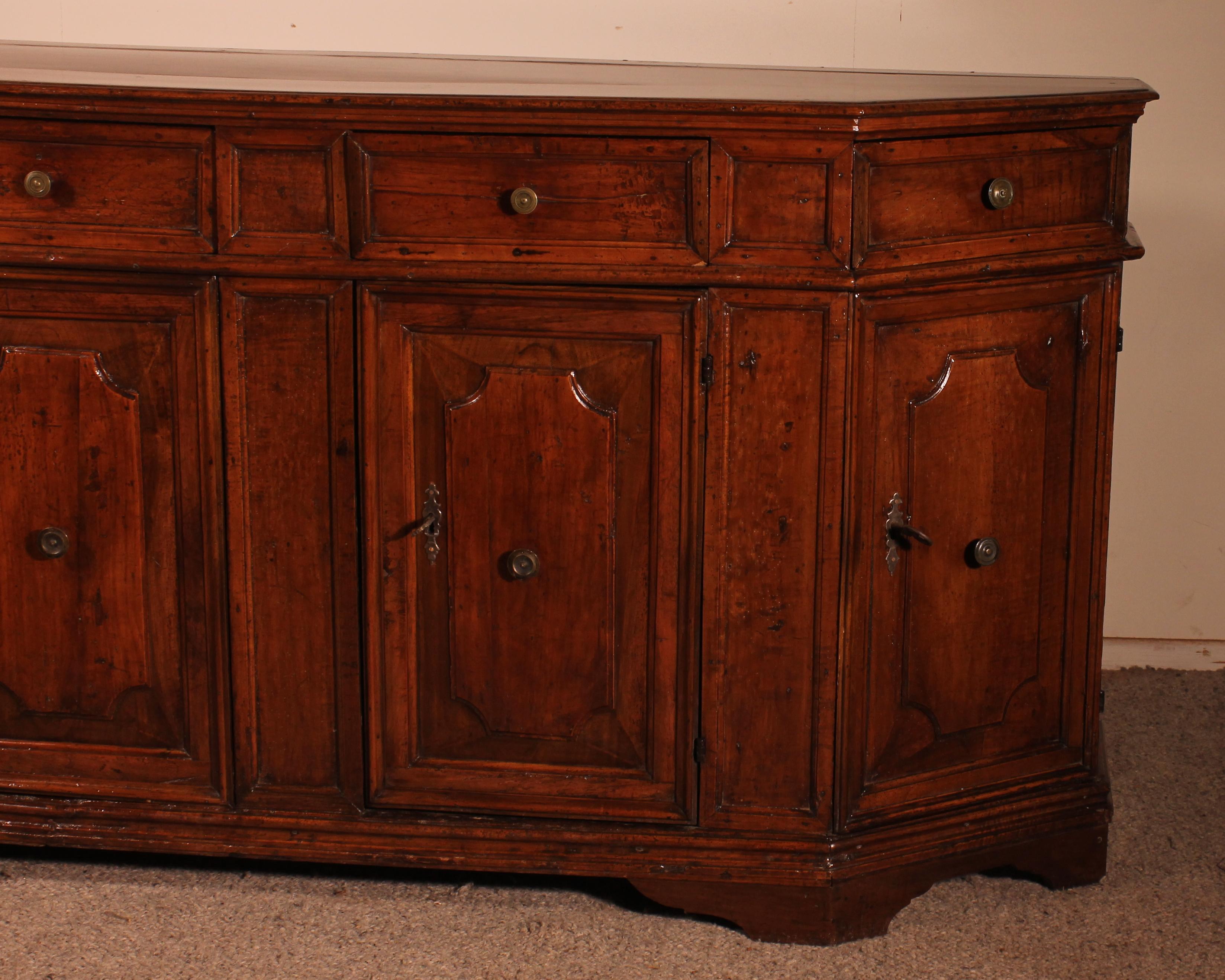 16th Century Italian 4-Door Credenza or Buffet in Walnut For Sale at