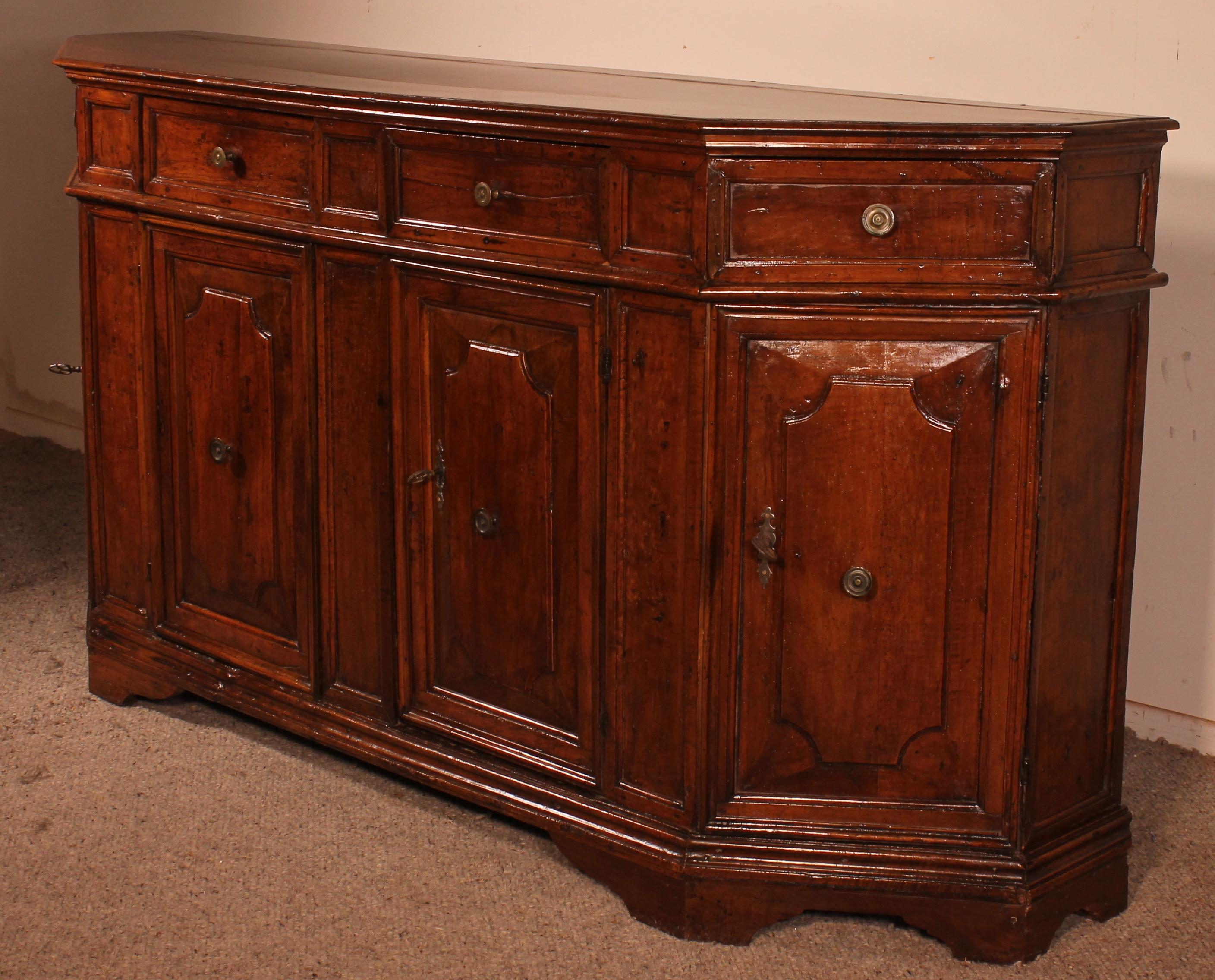 16th Century Italian 4-Door Credenza or Buffet in Walnut For Sale at