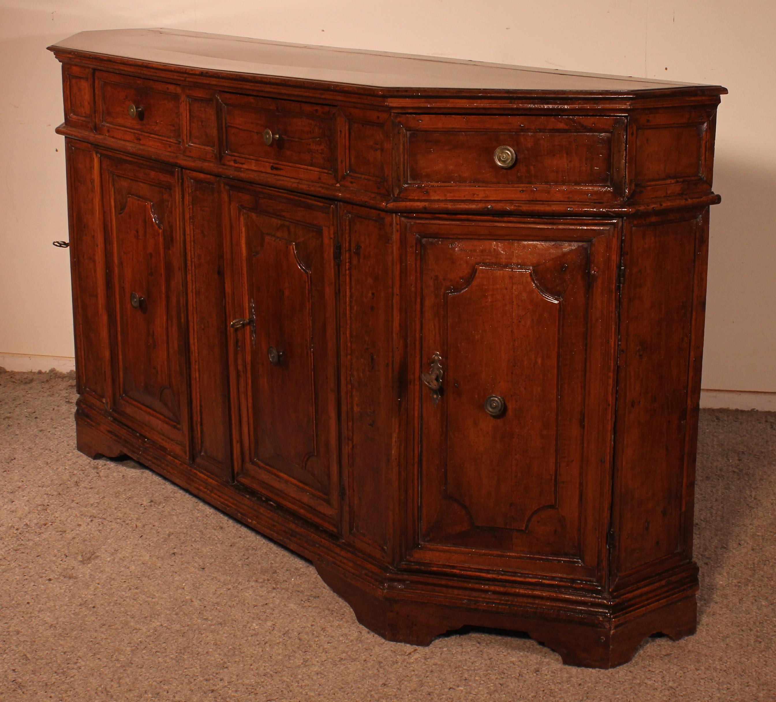16th Century Italian 4-Door Credenza or Buffet in Walnut For Sale at