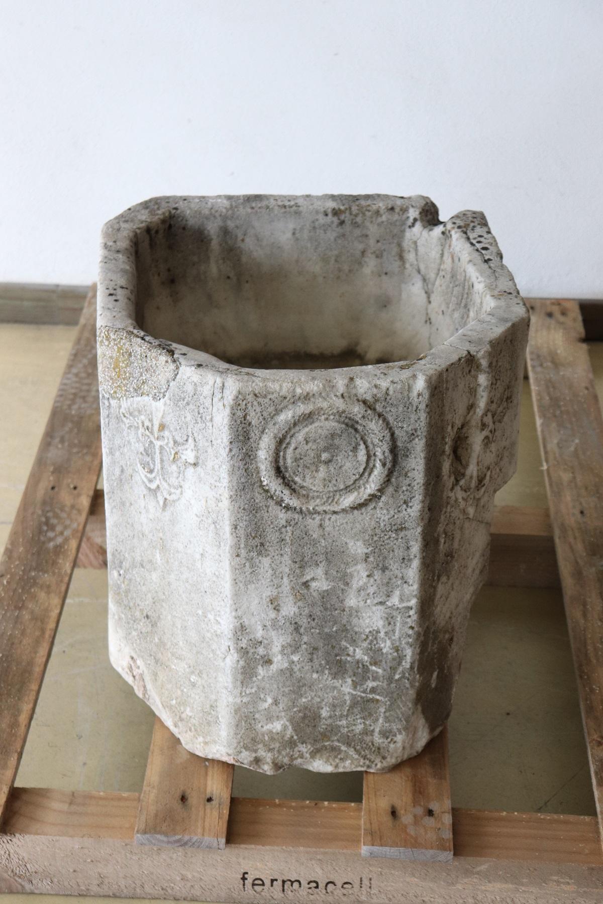This antique sink is a rare item of the Italian Renaissance 16th century. Made of hexagonal marble it has some coats of arms carved on the sides. These coats of arms are reminiscent of those in the Florence area. Originally this sink was supported