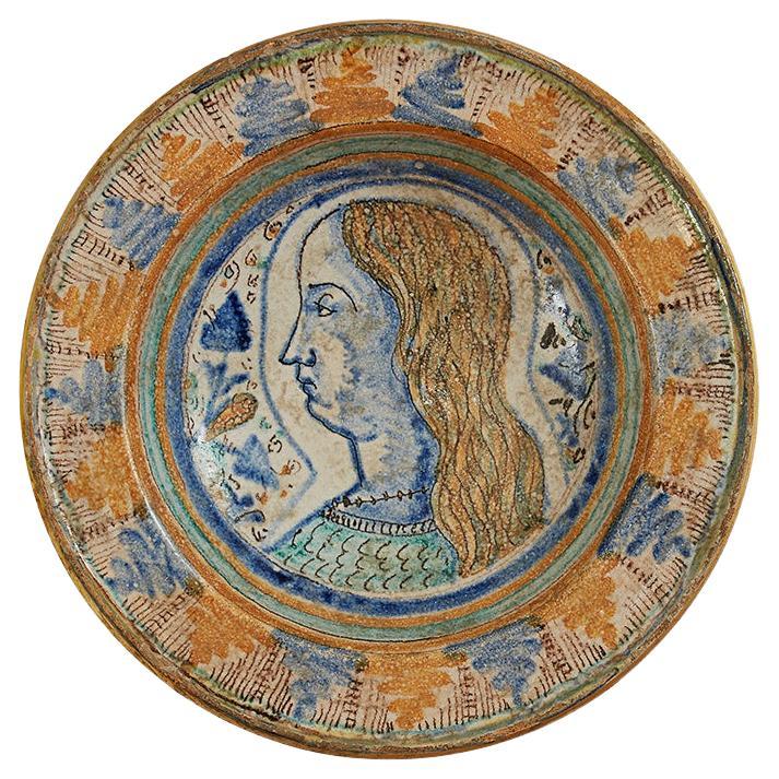 Plat en faïence Maiolica italienne du 16ème siècle avec portrait d'un jeune homme en vente