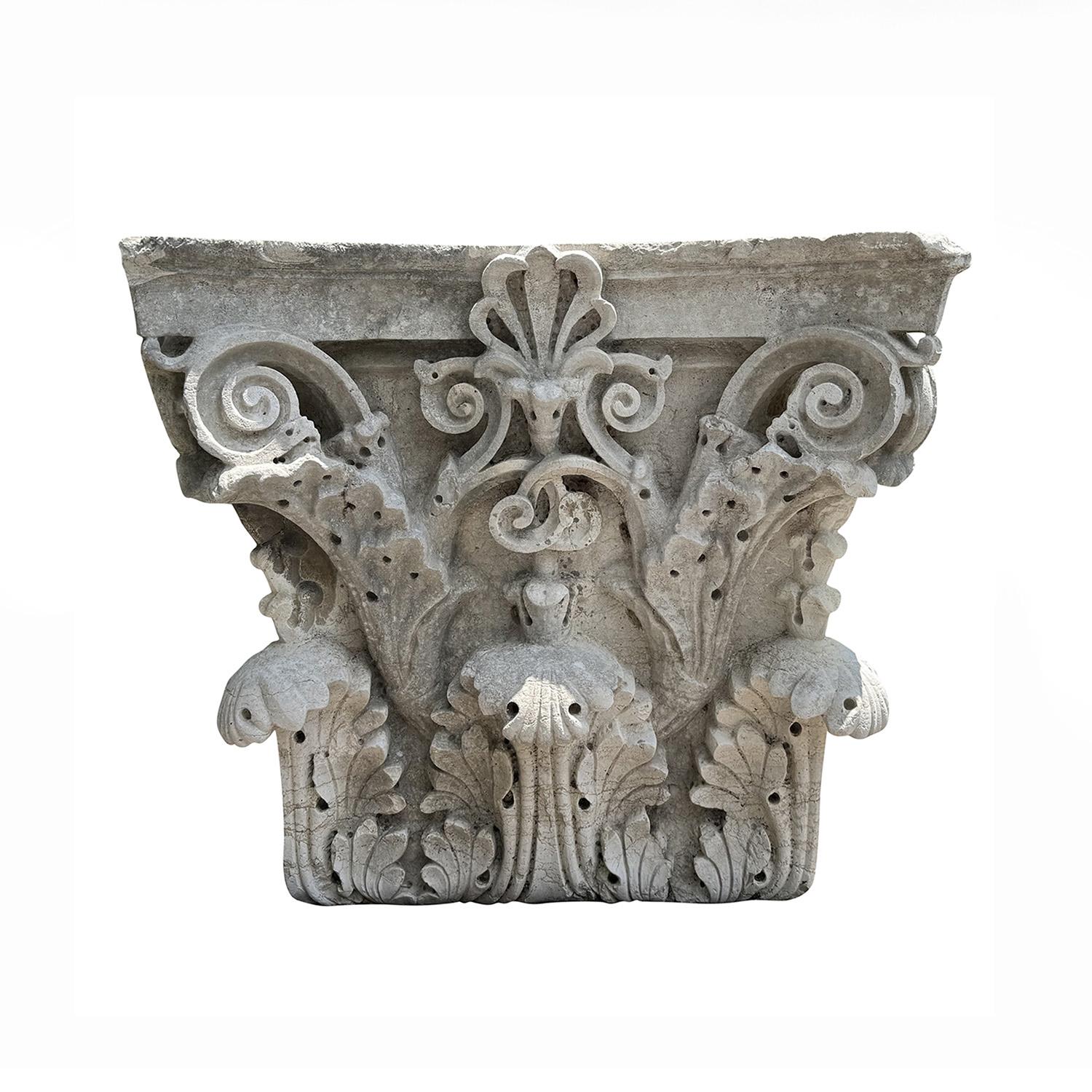 Antigua pareja italiana de capiteles corintios del Renacimiento, tallados a mano en piedra caliza. Pequeña decoloración, arañazos debidos a la edad. Desgaste propio de la edad y el uso. Hacia 1500, Pisa, Italia. 