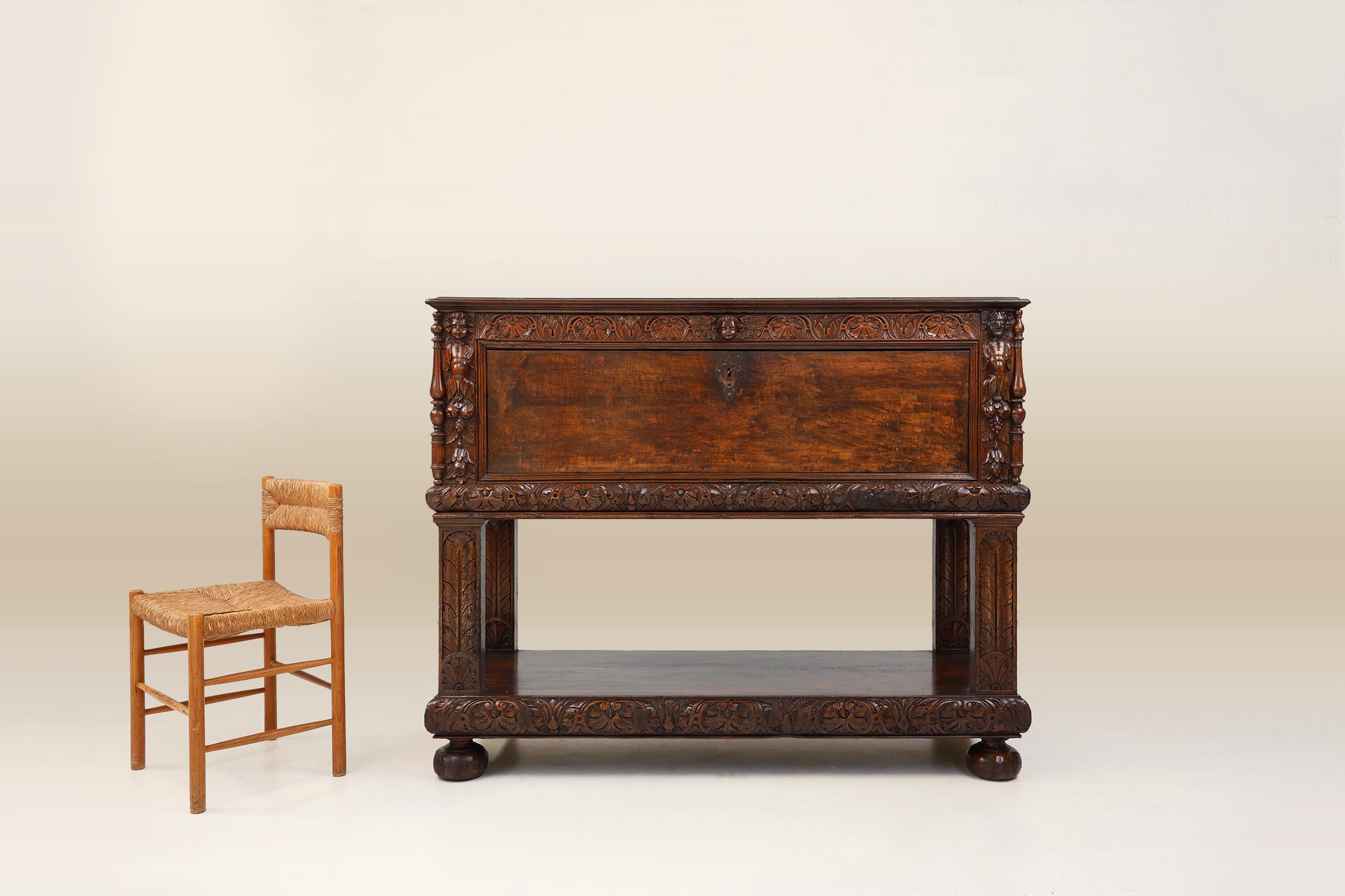 Italia / Siglo XVI / Armario / nogal / Renacimiento / Antiguo

Raro mueble renacentista italiano del siglo XVI en nogal con decoraciones talladas a mano de 3 cabezas y marcos de motivos florales.  

La parte superior de este armario era un Cassone
