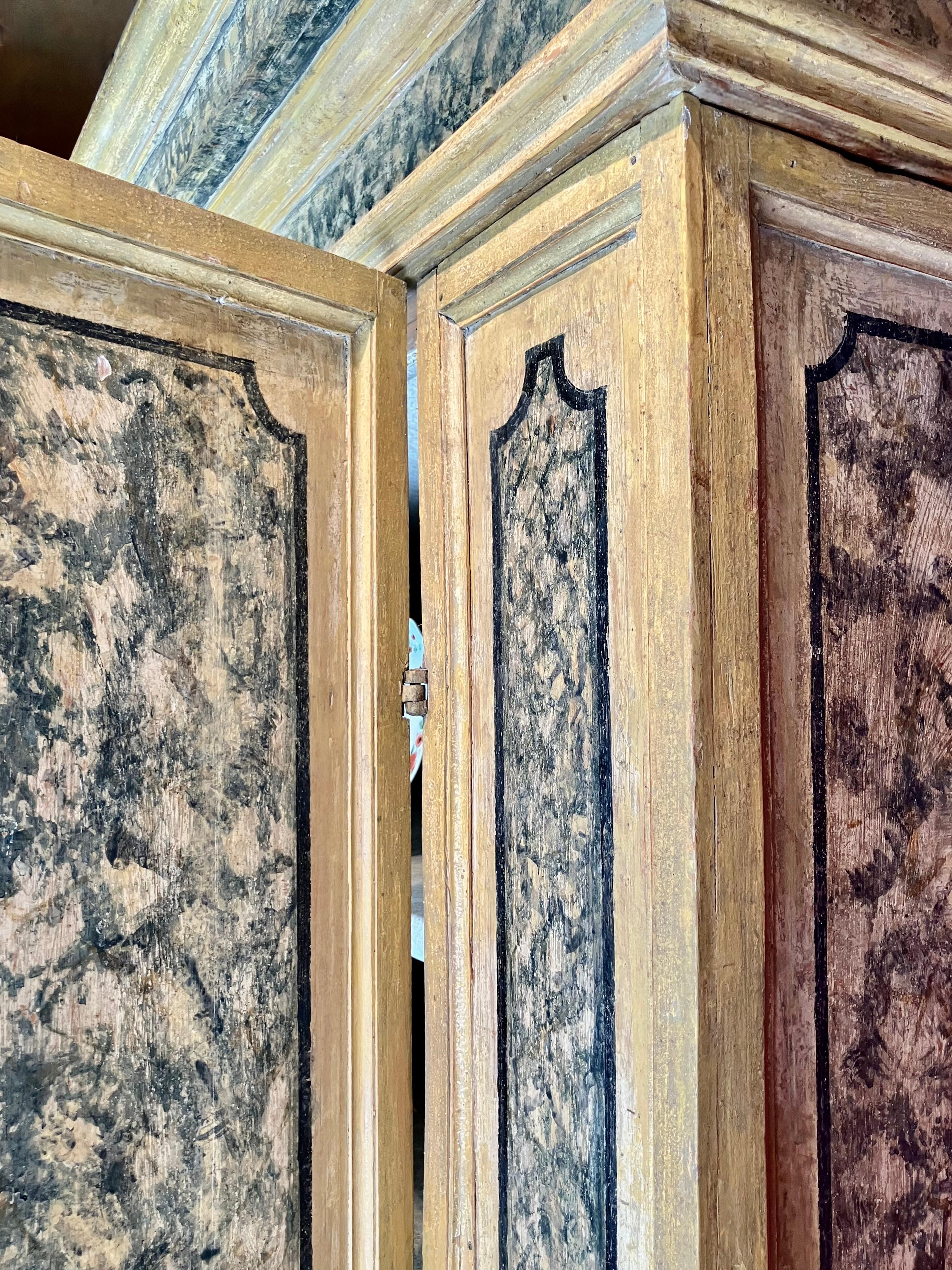 16th Century Italian Renaissance Painted Marble Lacquer Wooden Cabinet (1500s) en venta 3