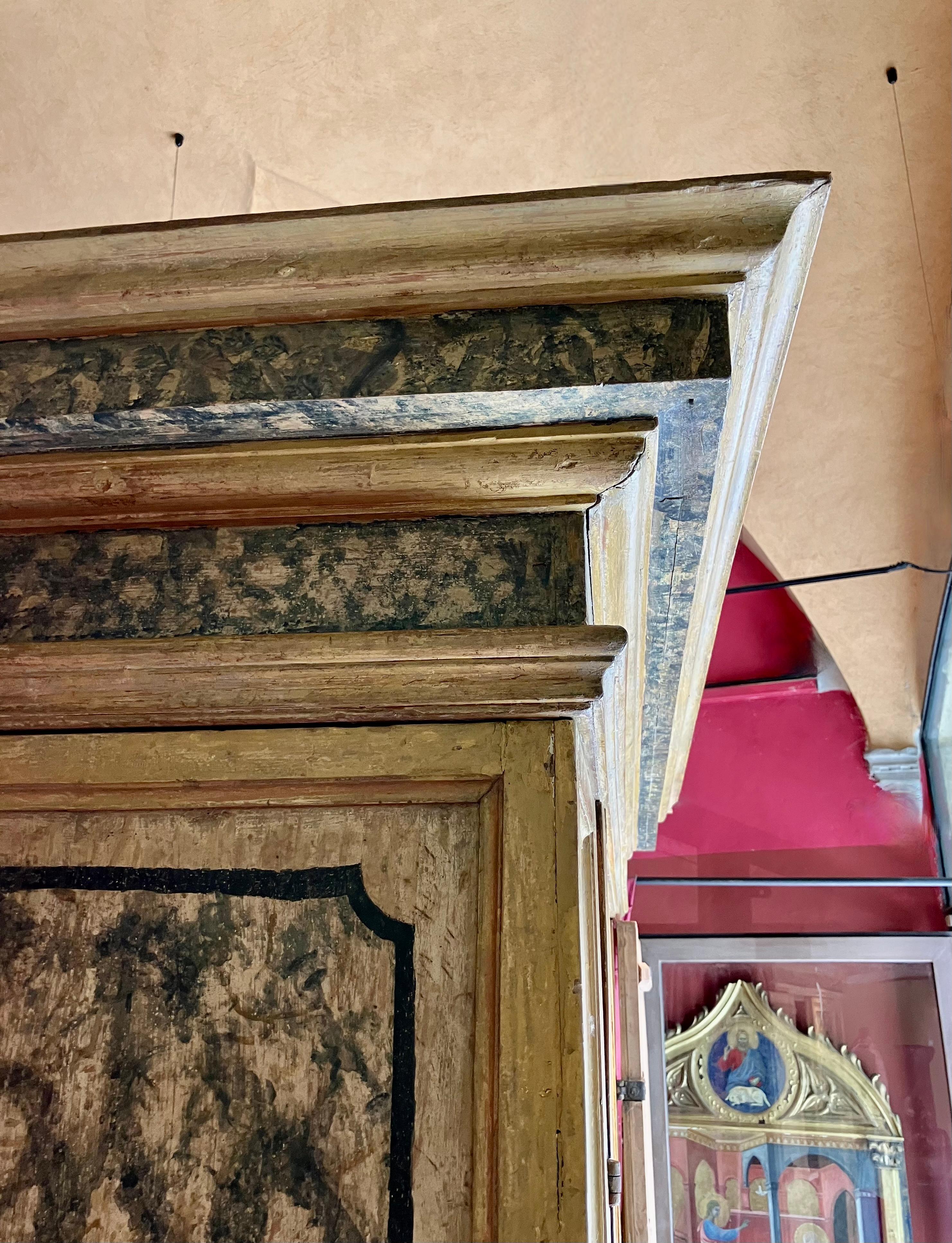 16th Century Italian Renaissance Painted Marble Lacquer Wooden Cabinet (1500s) en venta 4