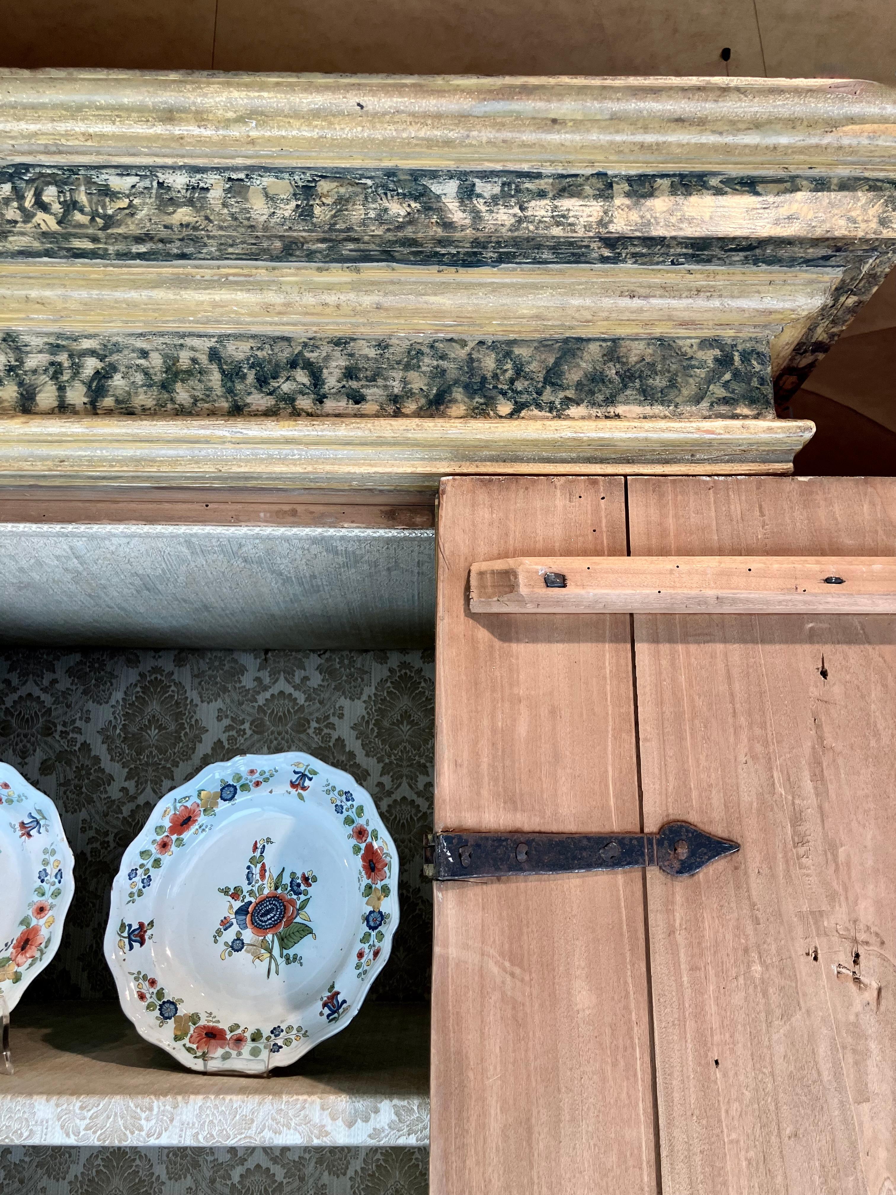 16th Century Italian Renaissance Painted Marble Lacquer Wooden Cabinet (1500s) en venta 5