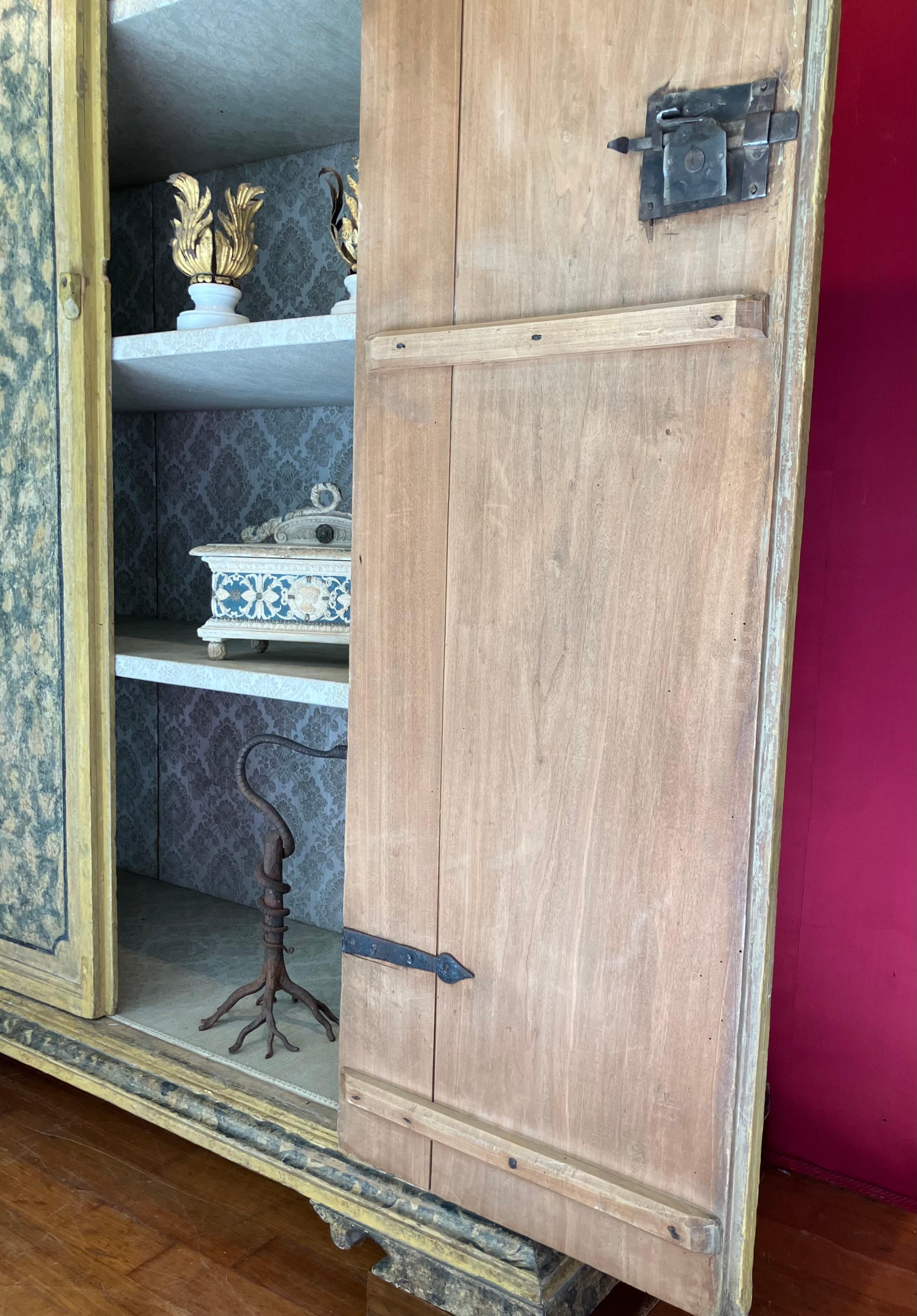 16th Century Italian Renaissance Painted Marble Lacquer Wooden Cabinet (1500s) Renacimiento en venta