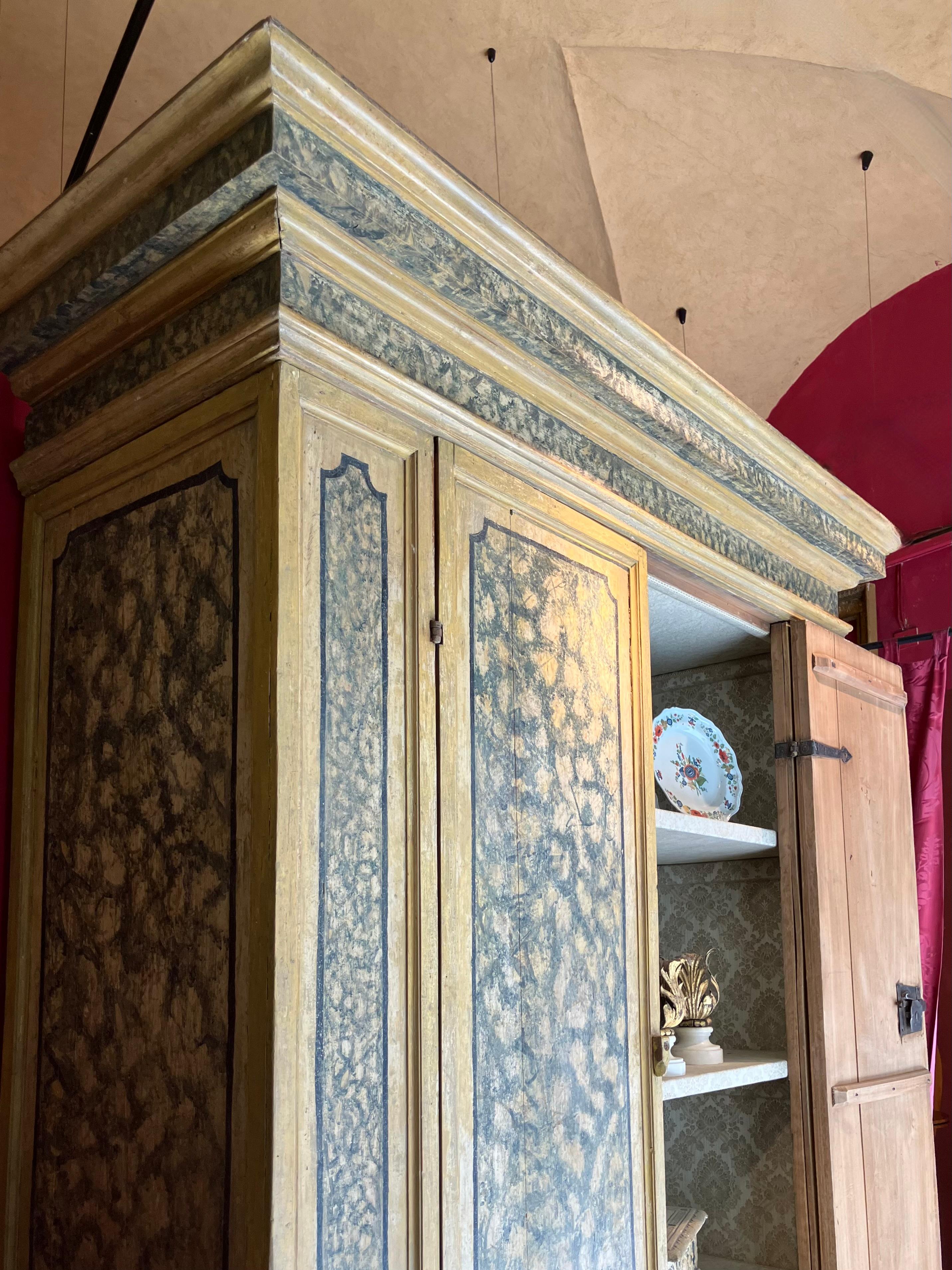 16th Century Italian Renaissance Painted Marble Lacquer Wooden Cabinet (1500s) Italiano en venta