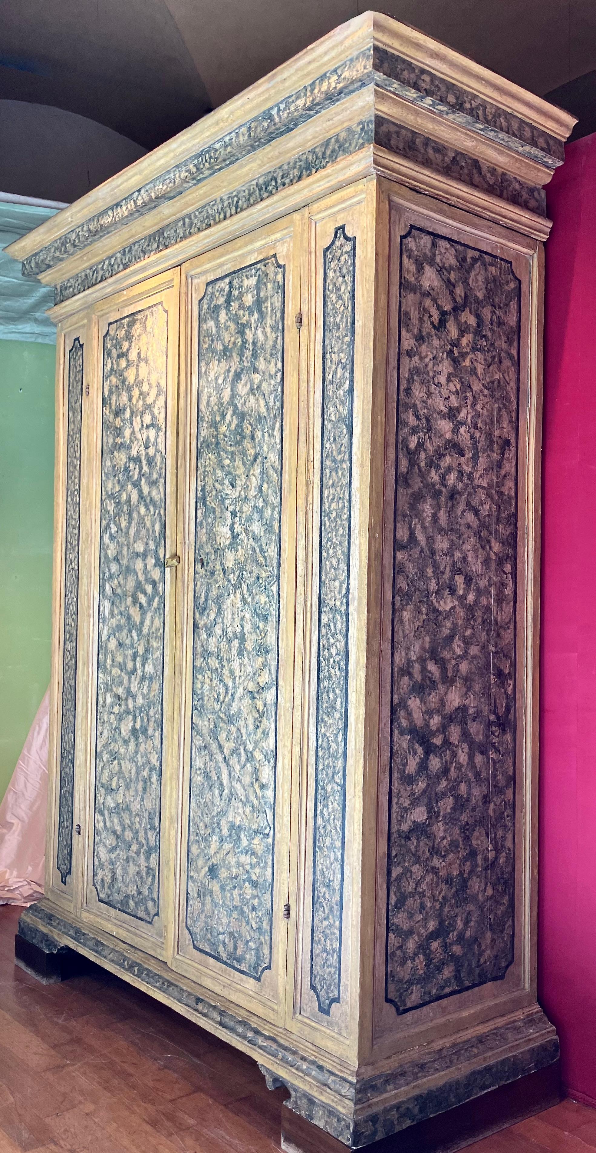 16th Century Italian Renaissance Painted Marble Lacquer Wooden Cabinet (1500s) en Bueno estado para la venta en Firenze, IT